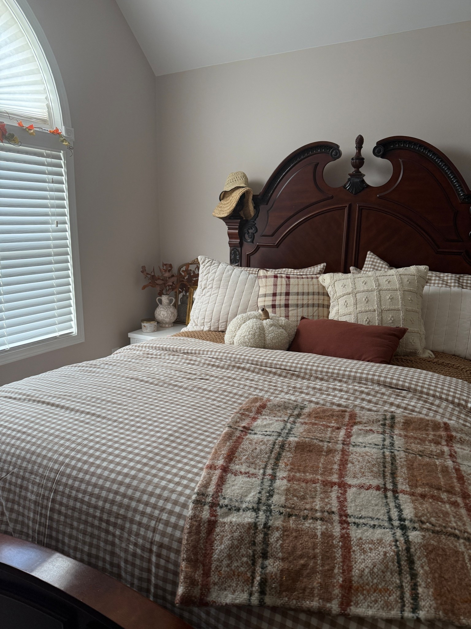 Fall home decor vibes— cozy fall bedroom for fall 2025 🍂


#LTKHome #LTKSeasonal #LTKSaleAlert