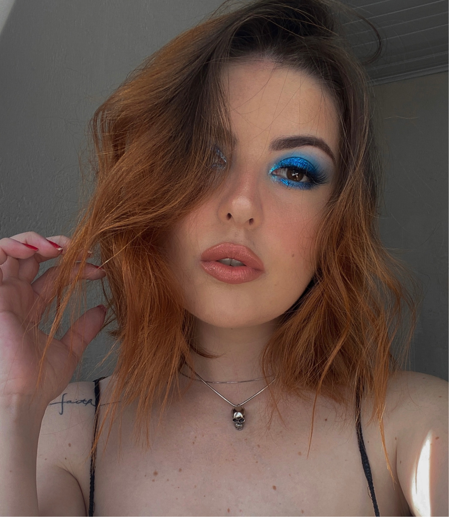 Esfumado azul com muito brilho. Esse é um dos meus esfumados preferidos, fiz ele para ir a um show do Kiss e depois reproduzi inúmeras vezes, eu amo azul. 💙

#LTKbeauty #LTKbrasil