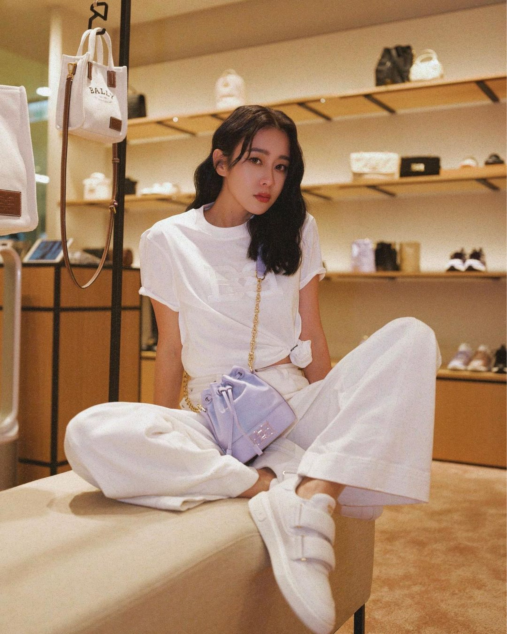 每次一買到車票要去台南的時候
滿腦子都是“我要吃什麼？我要吃什麼” 哈哈😆
然後，爆炸的口袋名單，總是吃不完
司機推我去吃阿堂鹹粥
粉絲推我去吃文章牛肉湯
朋友說去吃美都涼麵或是鍋燒意麵

每次到台南 我都希望
有葳葳分身之術
哈哈哈哈
全部都吃過一輪 吃過一遍！！！

今天換我推薦給臺南人
一個可以逛街地方
就是“BALLY 台南新光西門專門店“
我在這裡帶走一顆包，
要不是後面還有工作
我還想再帶走櫃上的 B-CHAIN 標誌的樂福鞋跟長靴！
超好看～～～😍😍😍

跟臺南的朋友分享
BALLY 台南新光西門專門店 11/10 週慶正式上線了唷！
【 首5日滿額享現抵優惠；即日起-11/27 ，消費25,000 還可以擁有 BALLY 限量品牌禮，送完為止 】
你們快來逛逛吧，不然很多很夯的包款鞋款都會被秒殺！

#BALLYBCHAIN #BALLYAW22
@BALLY
#LTKtaiwan #LTKasia

#LTKstyletip #LTKshoecrush #LTKitbag