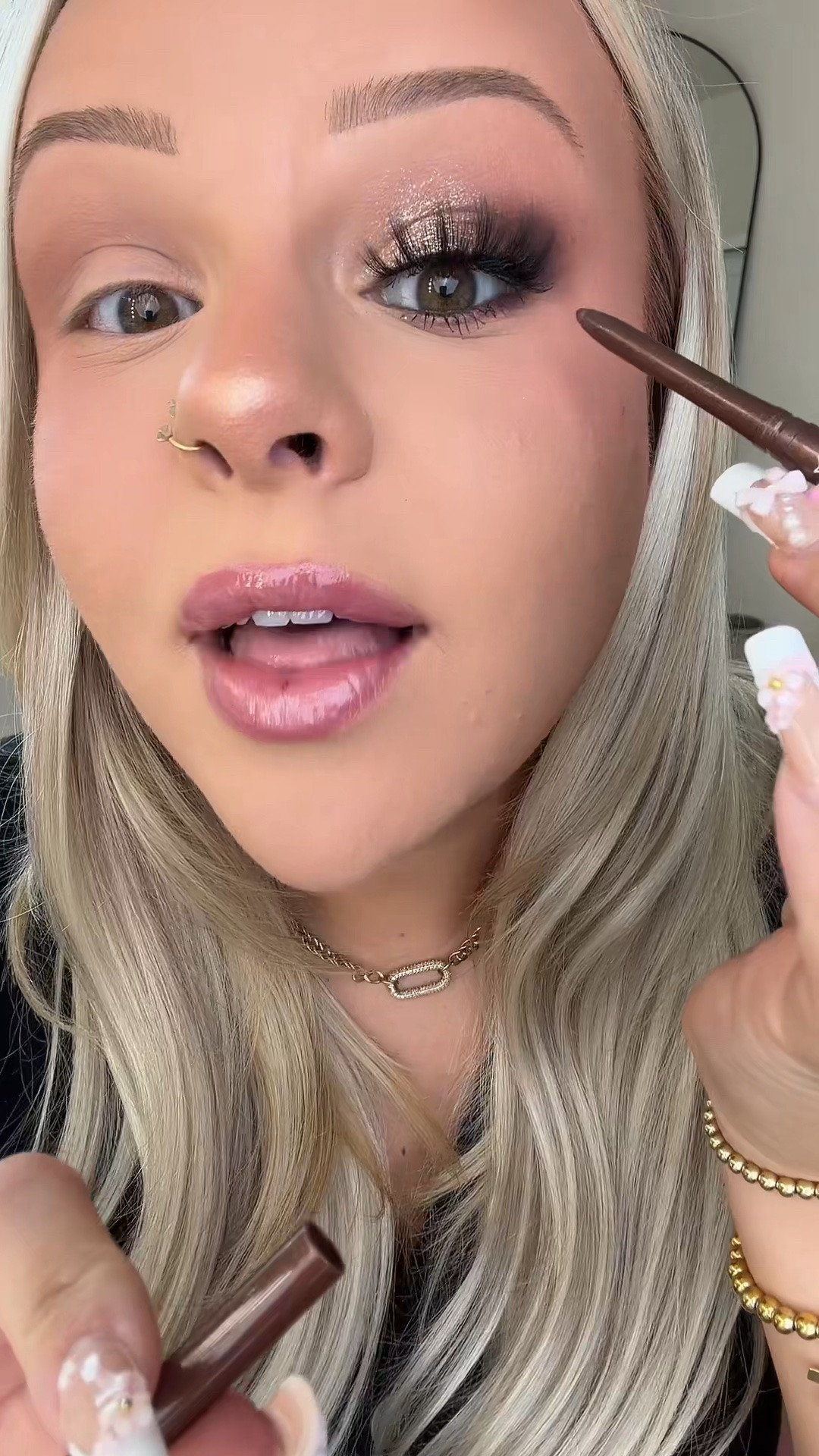 My favorite secret, two eyes that stand out 😍🎀 left all duos linked down below! I’m wearing the one for brown eyes 😊￼￼