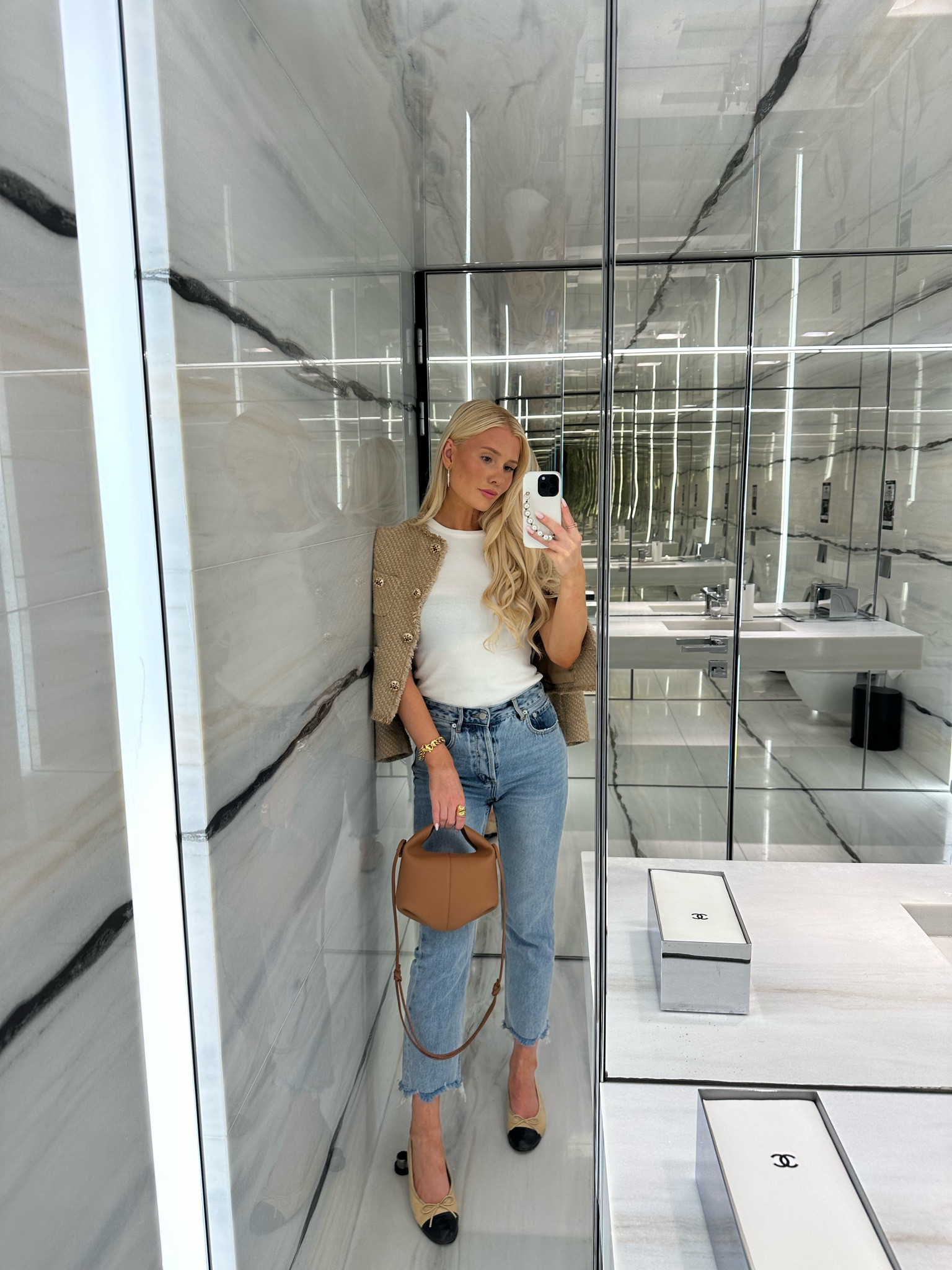 Jeans & a cute top 🖤 #LTKxAFeurope 

#LTKstyletip #LTKSeasonal