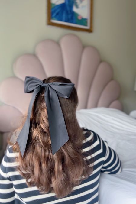Black oversized hair bow 