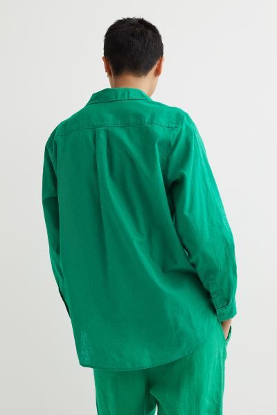 Shirt in an airy, woven linen and cotton blend. Collar, buttons at front, and double-layered yoke... | H&M (US)