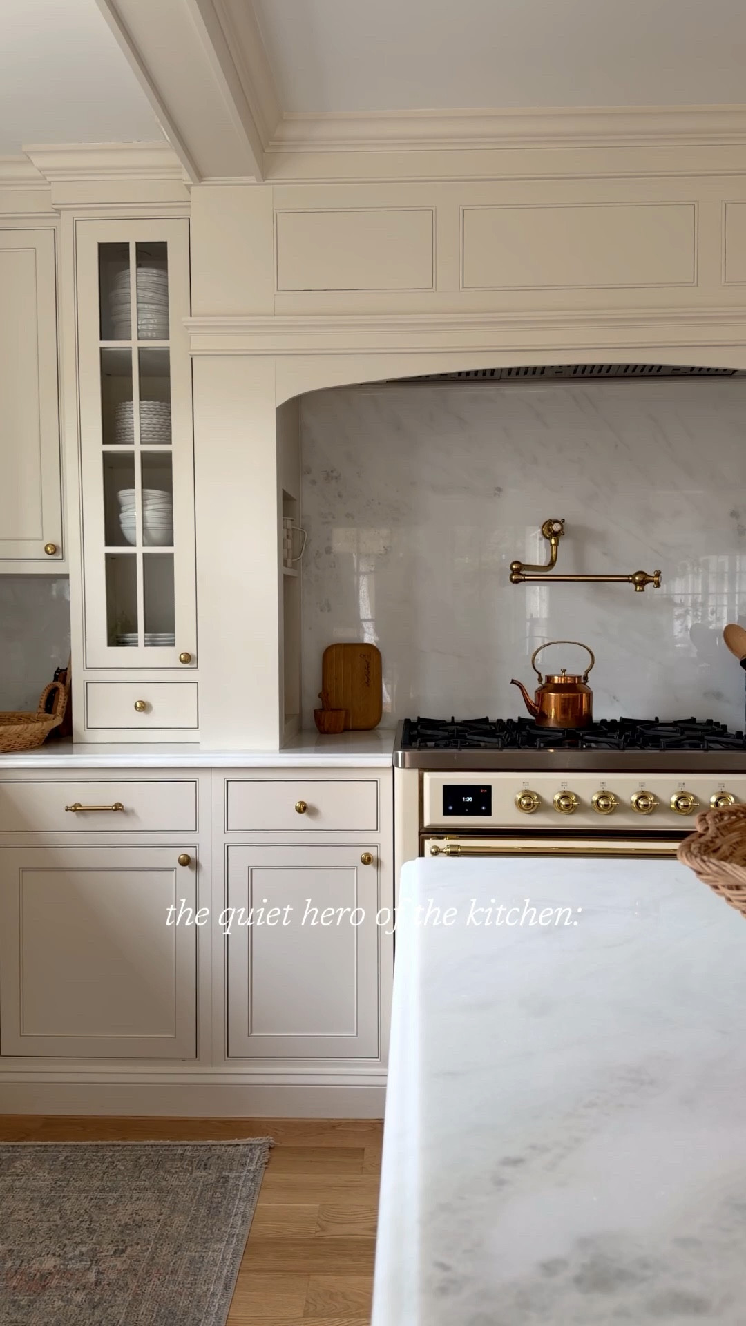 Unlacquered brass is the quiet hero of this kitchen. Not the first thing you notice, but the reason everything feels finished.

It threads through the space effortlessly from the faucet to the hardware,  to the smallest details, warming up functional zones without ever feeling overdone. It’s that layer that makes a kitchen feel lived-in, collected, and intentional—not just designed.

Comment SHOP and I’ll send every hardware source straight to your inbox! 