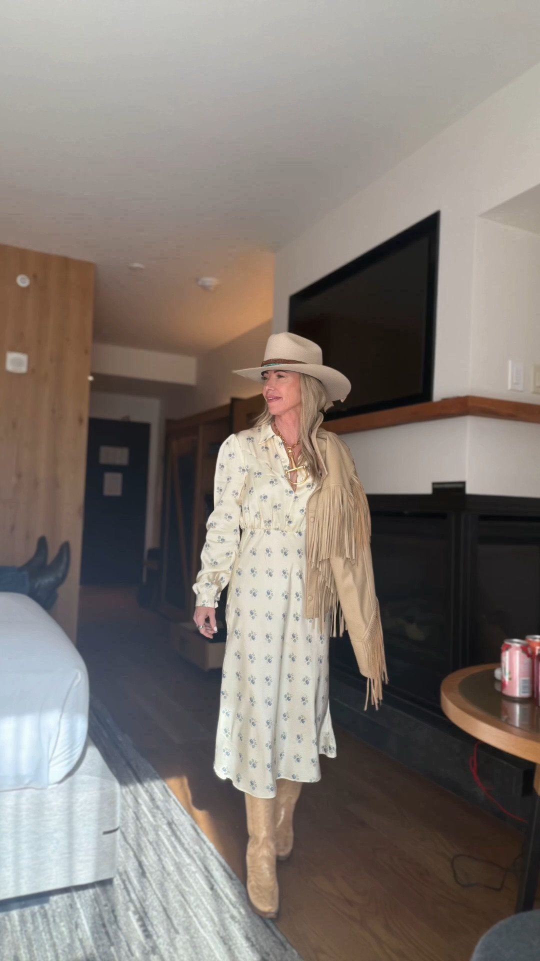 Western, but make it feminine. 🤠

I love the mix of this soft floral dress with cowboy boots and a western hat. Add the fringe wrap and it completely changes the look. Such an easy way to give a feminine dress a little western edge.