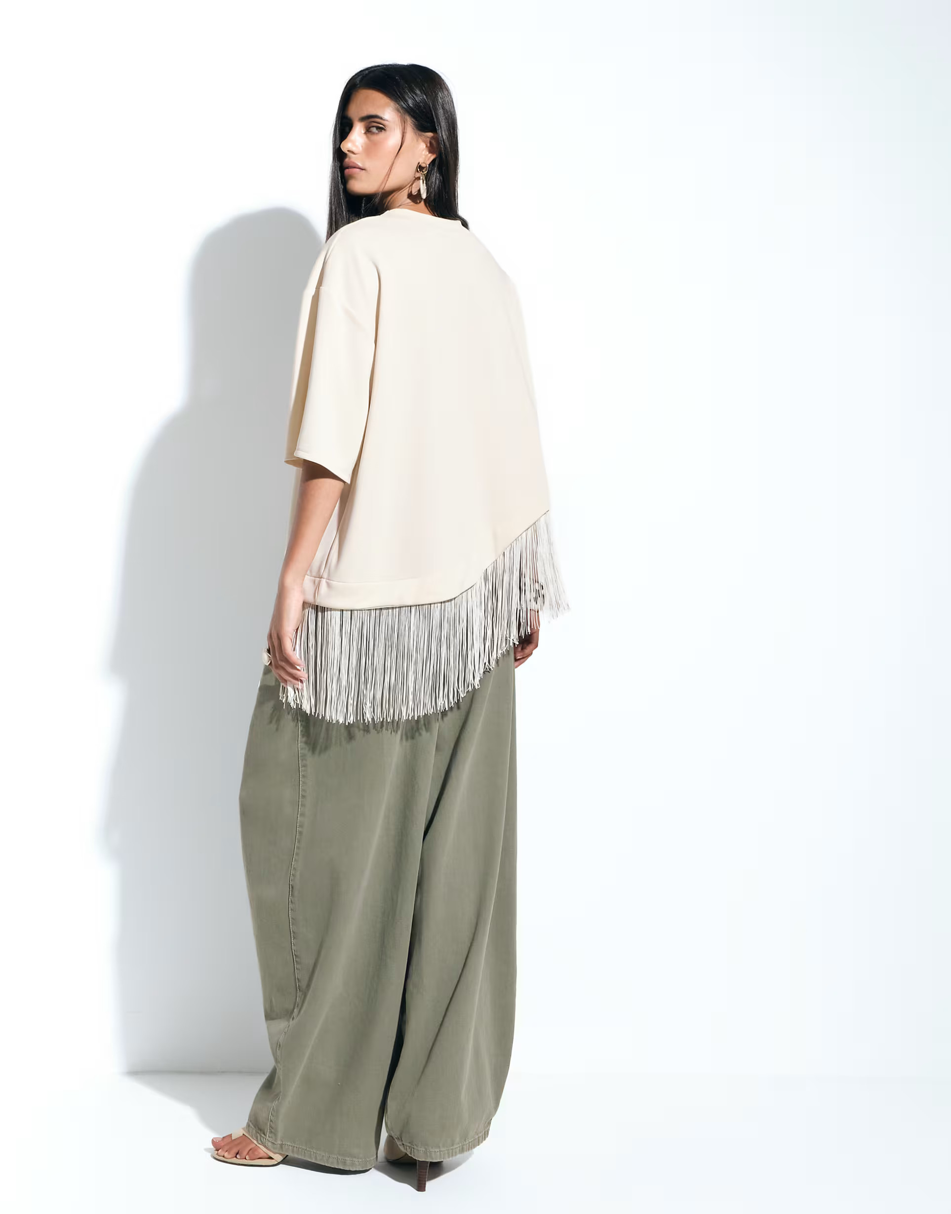 ASOS DESIGN Premium Oversize-T-Shirt mit asymmetrischem Schnitt und Fransen-Detail in Cremewei\u0... | ASOS (Global)