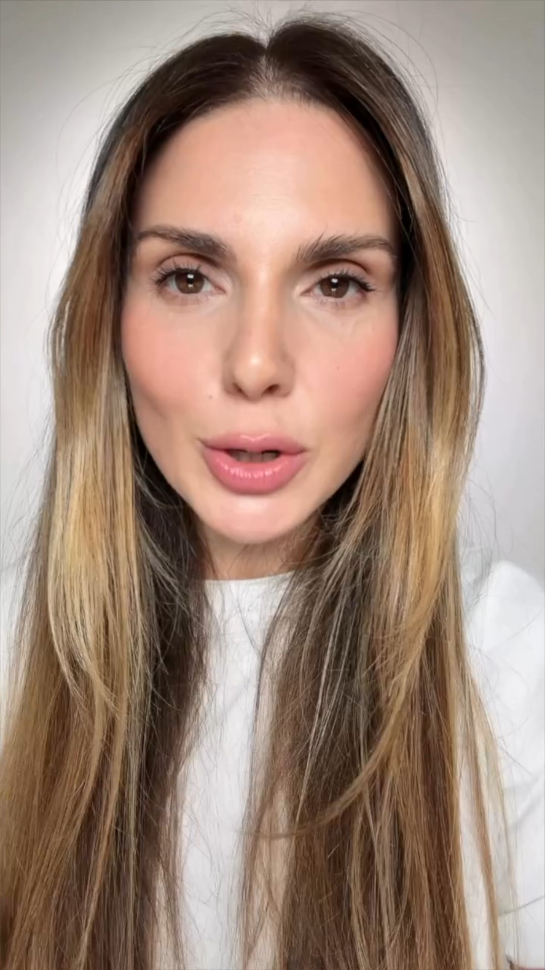 The no makeup makeup is in my opinion not as easy as you might think. I’ve mastered this look for myself over the years, as someone who lives in Paris where makeup is not as celebrated as in other cultures. 
So here’s what I’ve used:
@wonderskin Phlush Stick
@wonderskin Hyper Bond Serum Foundation in Moonstone
@hourglasscosmetics Concealer in shade Silk
@narsissist Soft Matte Complete Concealer in shade Custard
@anastasiabeverlyhills MicroStroke Eyebrow Pen in shade Medium Brown
@hauslabs Contour Balm in Angle
@hauslabs Mascara
@kikomilano Lip Marker in shade 109
@fentybeauty Blotting Powder 
AD #nomakeuplook