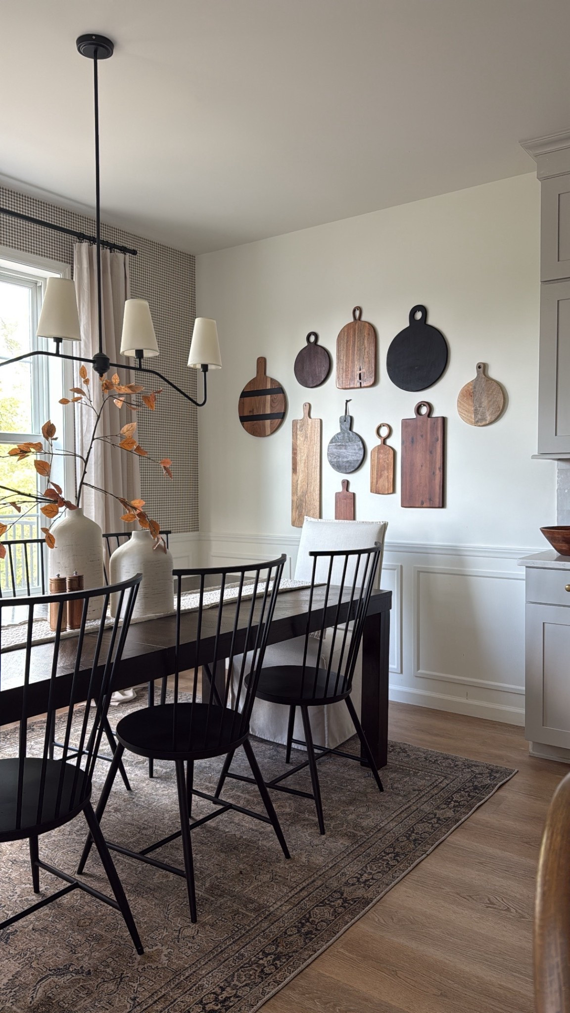 Fall inspired dining room — loving the subtle wallpaper addition!

Fall, fall decor, fall dining room, cutting board, fall stems, home, cozy, transitional style

#LTKSeasonal #LTKHome