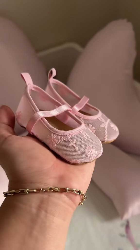 Cute baby girl ballerina shoes

Newborn shoes 
