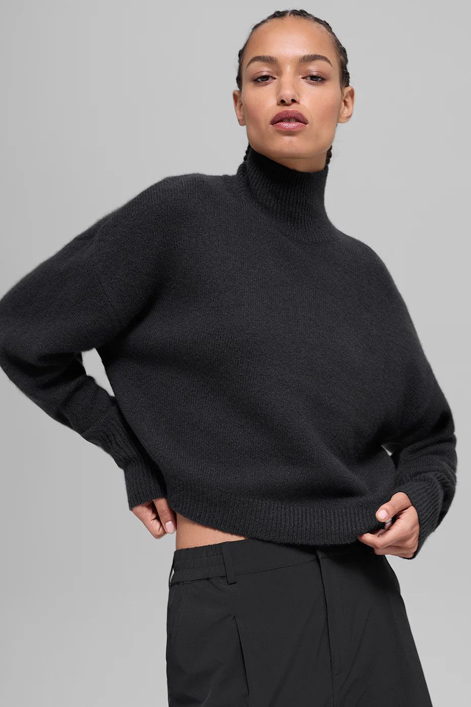 ALO | Wool Cashmere Cropped New Class Turtleneck Sweater Top in Black, Size: Medium | Alo Yoga (US)
