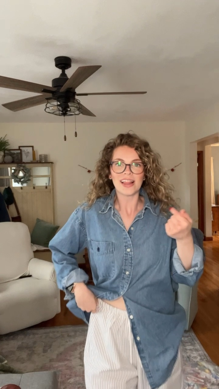 Size L in top and size Large in bottoms because I wanted them loose! 

The pants would actually be pretty great for pregnant mommas because they are low rise 😍