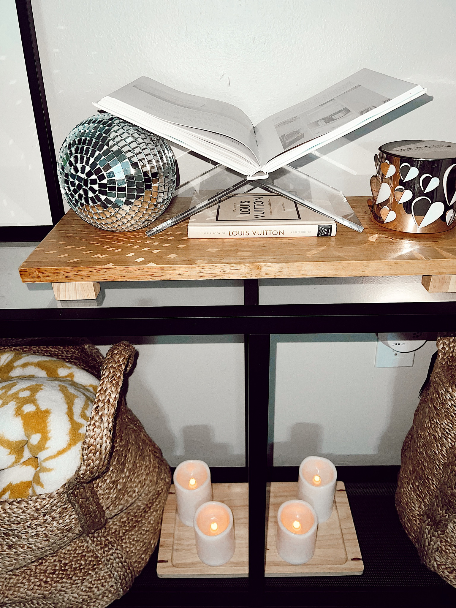 Entryway home decor 
#homedecor
#entrywaydeckr
#cozydecor 
#fundecor 

#LTKhome #LTKU #LTKFestival