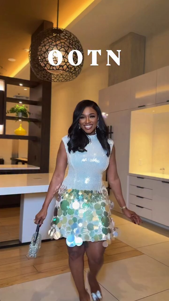 Tonight’s theme: Glam & Glitters ✨

So I pulled out this dress from @shopakira that does all the talking.

Sometimes the outfit really just chooses itself.

What do we think of the look? ✨or 💎