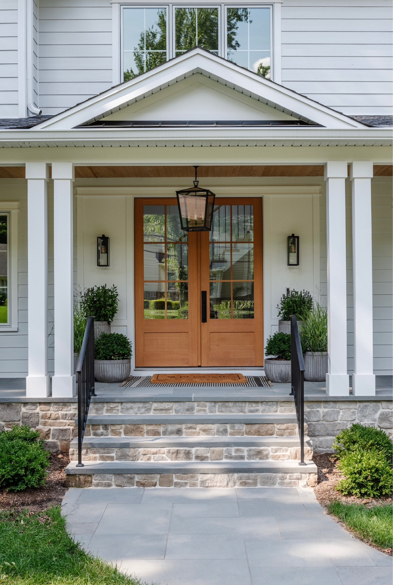 project light and bright front outdoor entrance 

#LTKstyletip #LTKhome