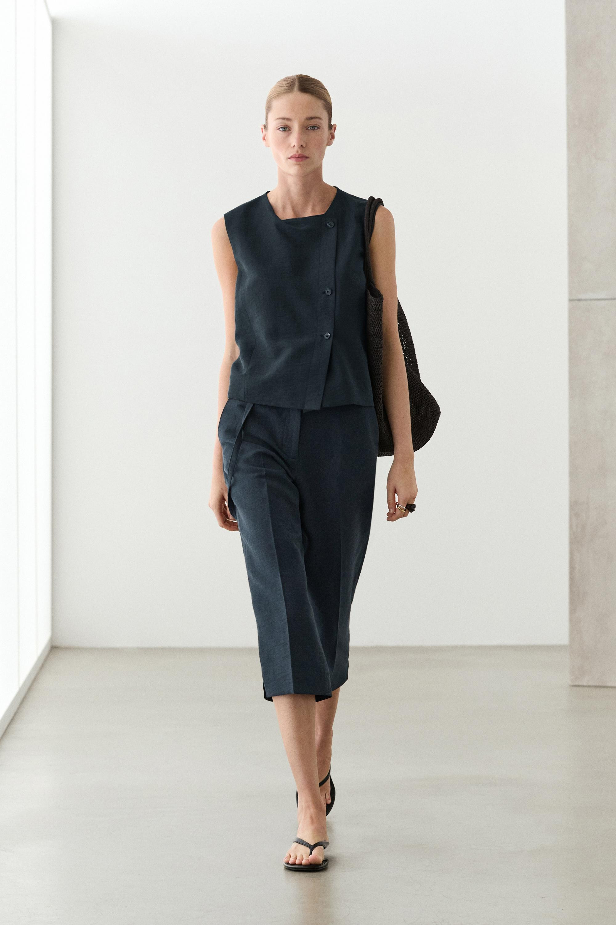 Weste mit asymmetrischer Knopfleiste und Leinen | Massimo Dutti DE