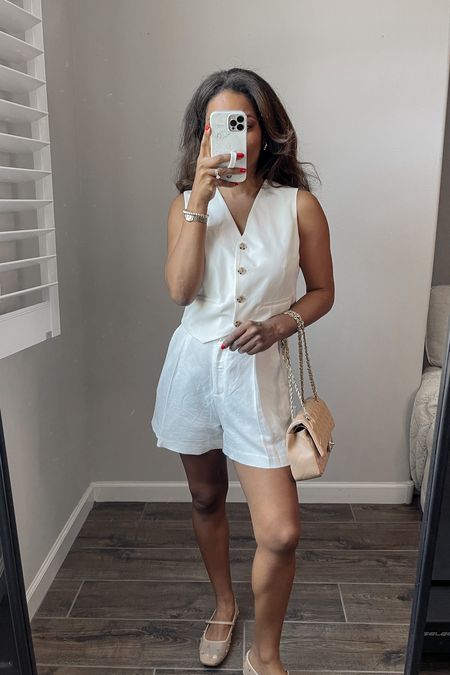 Today’s reel outfit. 30 days of styling my Summer Capsule wardrobe. Top is a size small. Shorts are a small  Shoes are tts  
#outfitoftheday
#summercapsulewardrobe