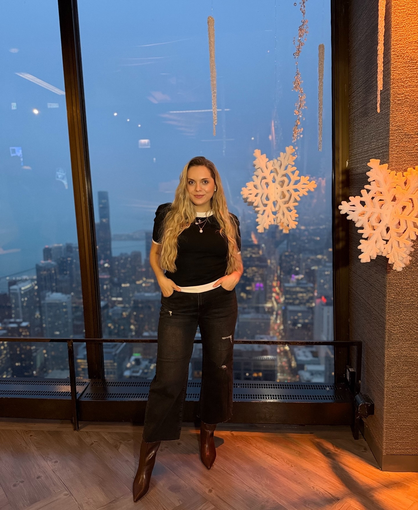 Moments from above.✨ @360chicago @cloudbarchicago 

Sponsors of the night ✨
Jeans + top @dokotoo_official 
Boots  @modatopeshoes 

#360CHICAGO #cloudbarchicago

#360chicago thingstodoinchicago chicagowinter chicagonight ChicagoTILT TILT travel bucketlist chicagoskyline