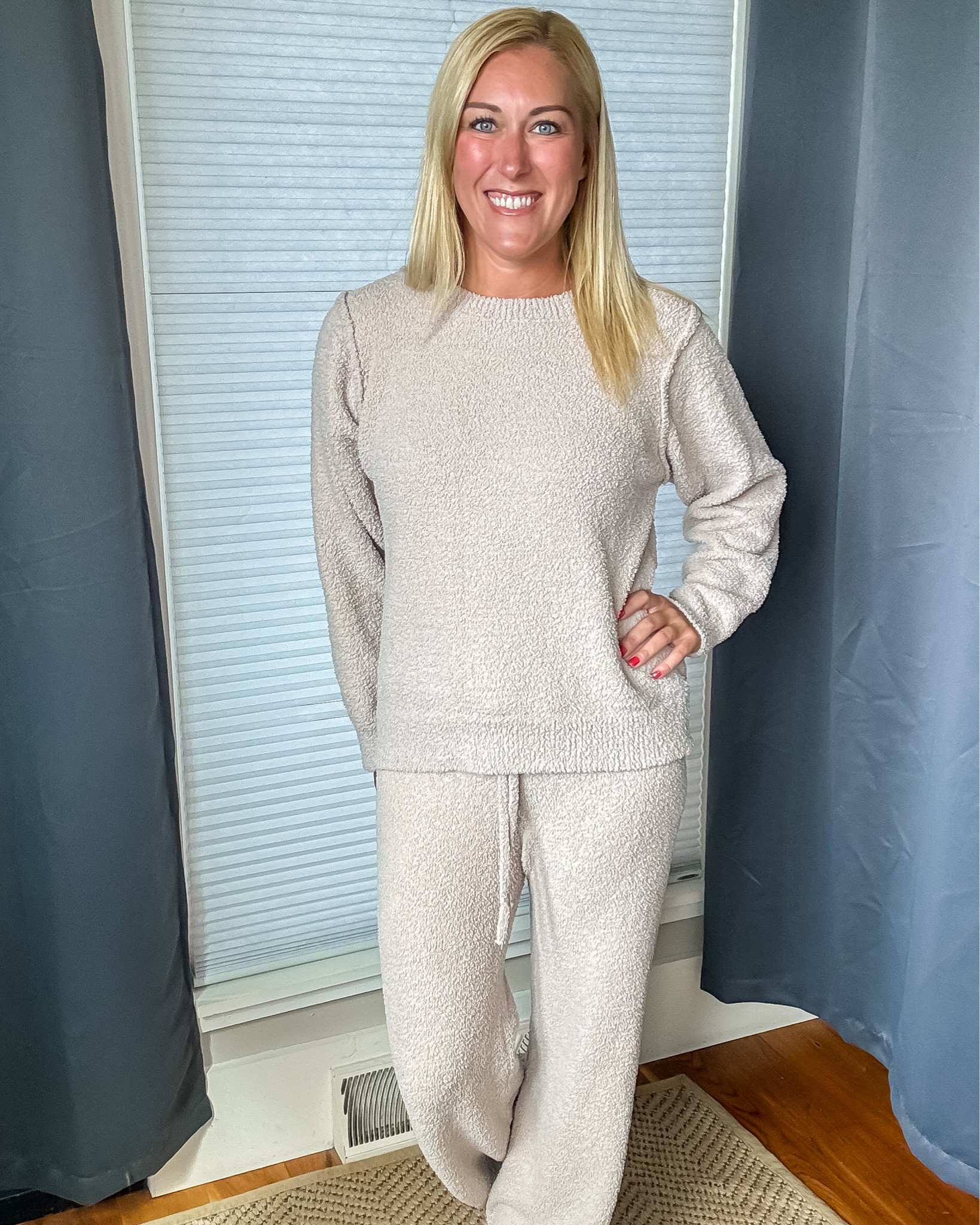 HOLY softness!!! For real you guys - I don’t think I’ve ever owned anything this comfortable. The fuzzy fabric this is made from is an absolute dream. I’ll be lounging in this ALL the time!