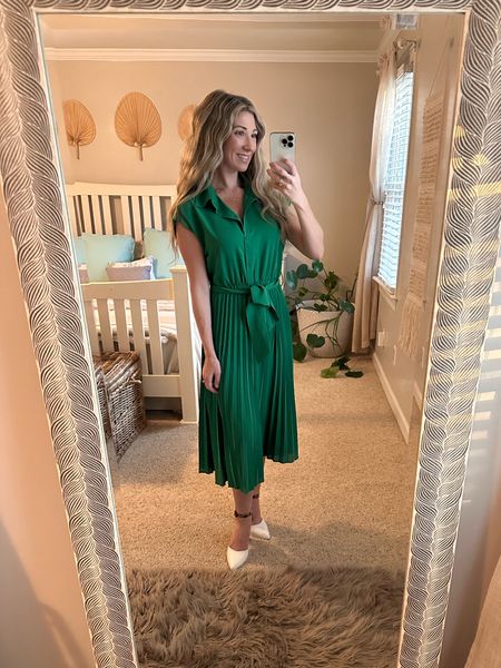 Beautiful green dress! I wore this to my holiday party. I love that is versatile and I can wear it for the holiday season as well as springtime and summer
