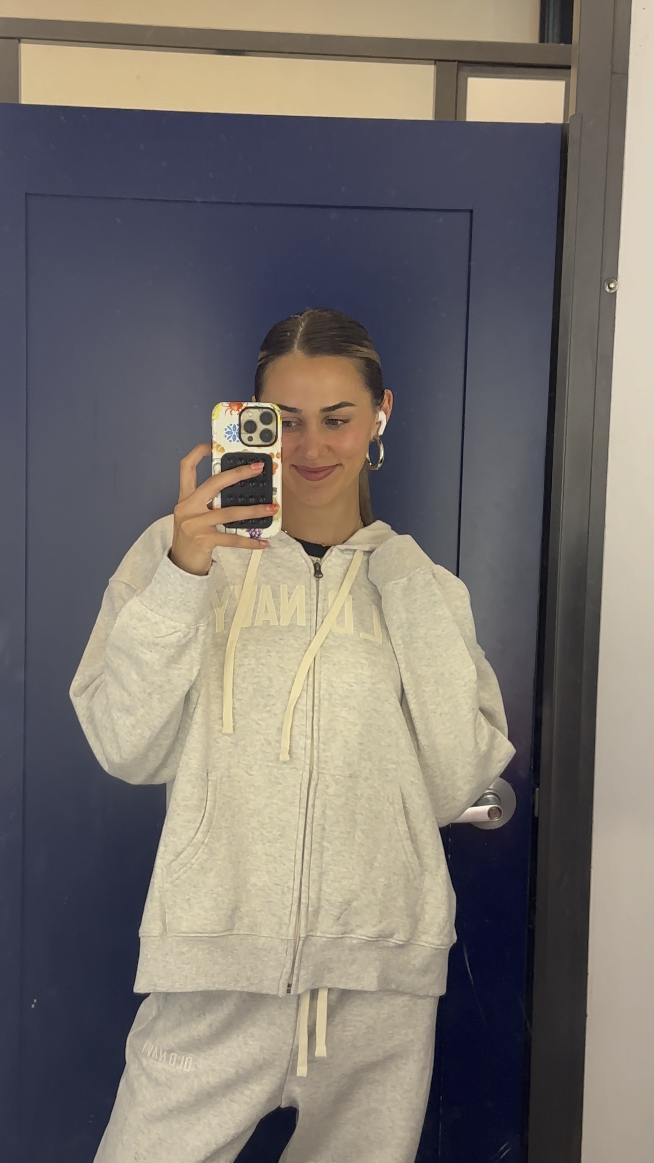 Super comfy, lightweight sweats set. I’m usually a small, got a medium in the pants and a large in the jacket so it would be a little oversized and slouchy! 