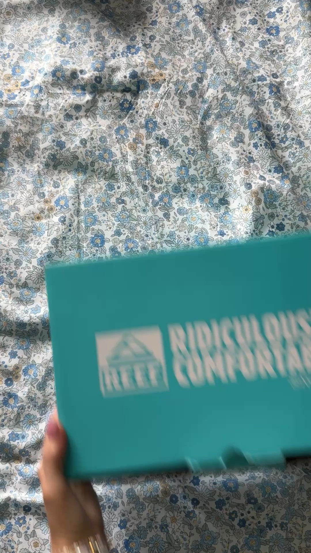 I am so sad I am just finding out about these! They are so cute and RIDICULOUSLY COMFORTABLE! 😍 they only have whole sizes so I usually wear a 9.5 and bought a 9. The 10 felt too big but cuz the Velcro the 9 fits perfectly

#LTKmomlife #LTKSeasonal #LTKootd