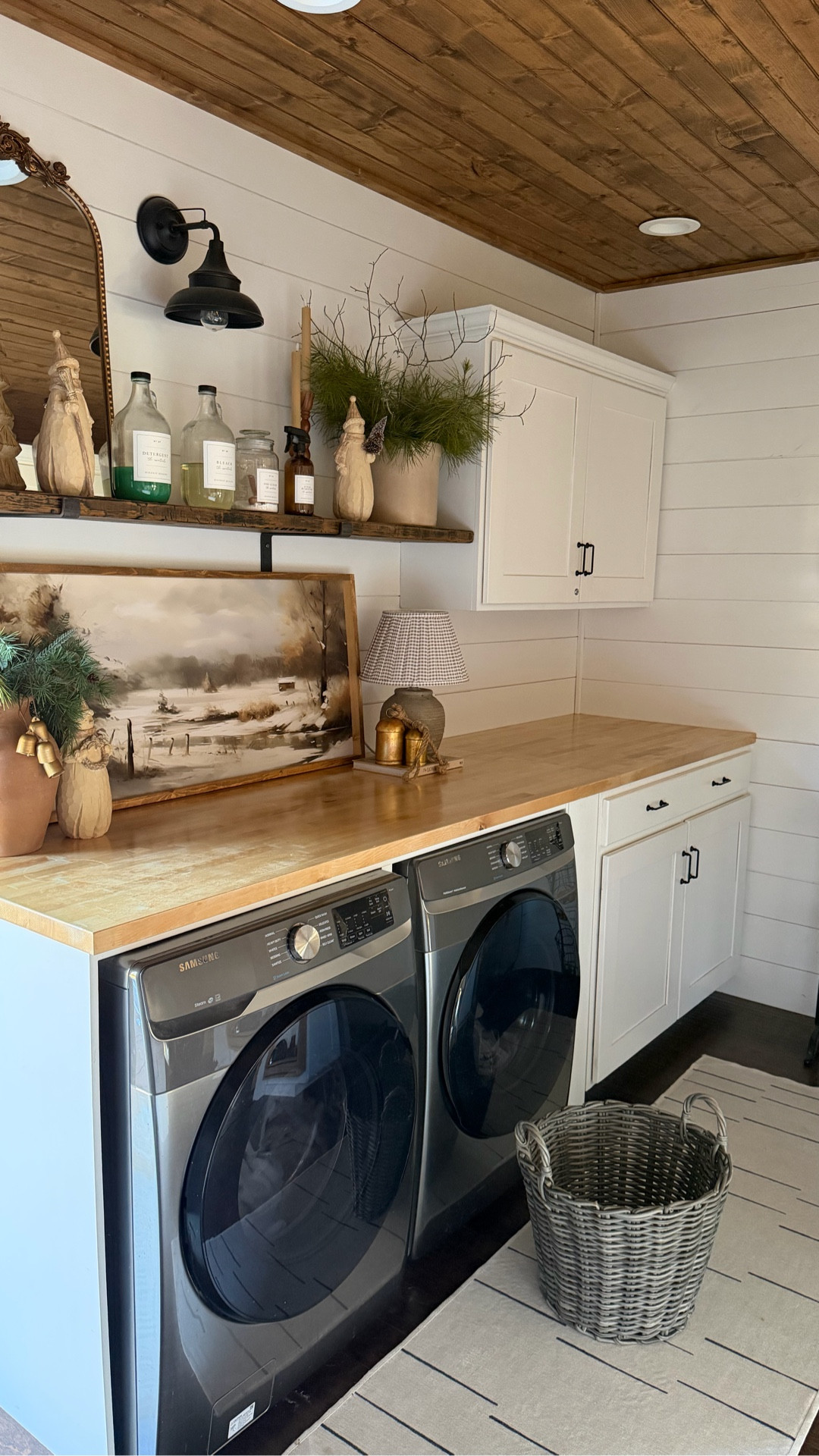 Happy Tuesday friends! Whew! 3 family birthdays/parties over the last few days. So much celebrating 🤪. I tapped out of my page and have not been on. And now I’m not prepared for a new busy week, but it’s here so I better get over it! 😂 Sharing a view at our Winter laundry room/butler’s pantry. I tweaked a few things since I last showed it! Have a super happy day friends! 🥰🤎
#homestylingtips #transitionalhome #aesthetic #cozyvibes #cottagecore 


#LTKHome #LTKFindsUnder50 #LTKdayinmylife