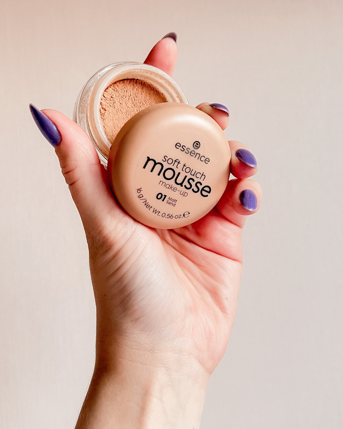 Base Soft Touch Mousse de Essence: 
- acabamento mate
- toque beeeem seco
- textura super fina
- cobre bem as manchas 
- tem que hidratar BEM antes de aplicar, porque senão resseca a pele

Minha cor é a 01 🫶🏻

#LTKFind #LTKbrasil #LTKbeauty