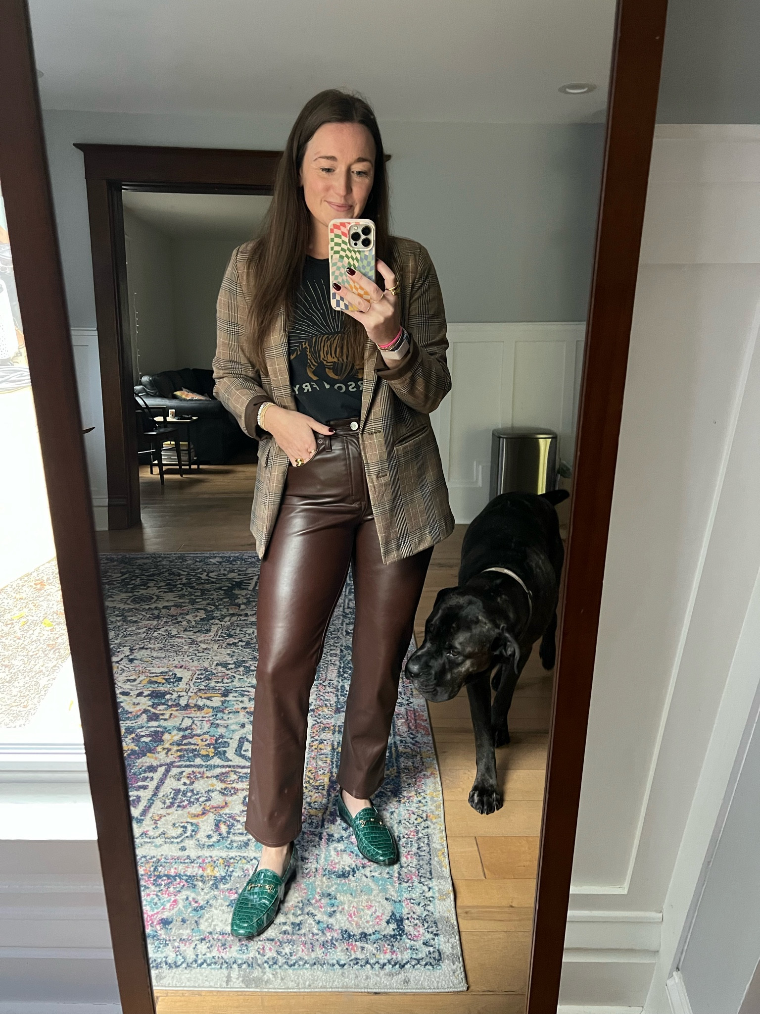 Feeling very fall in today’s outfit - an old Emerson Fry graphic tee, paired with faux leather pants from Gap, my fav loafers from Sam Edelman and this new Old Navy blazer. Linking similar and exact! 