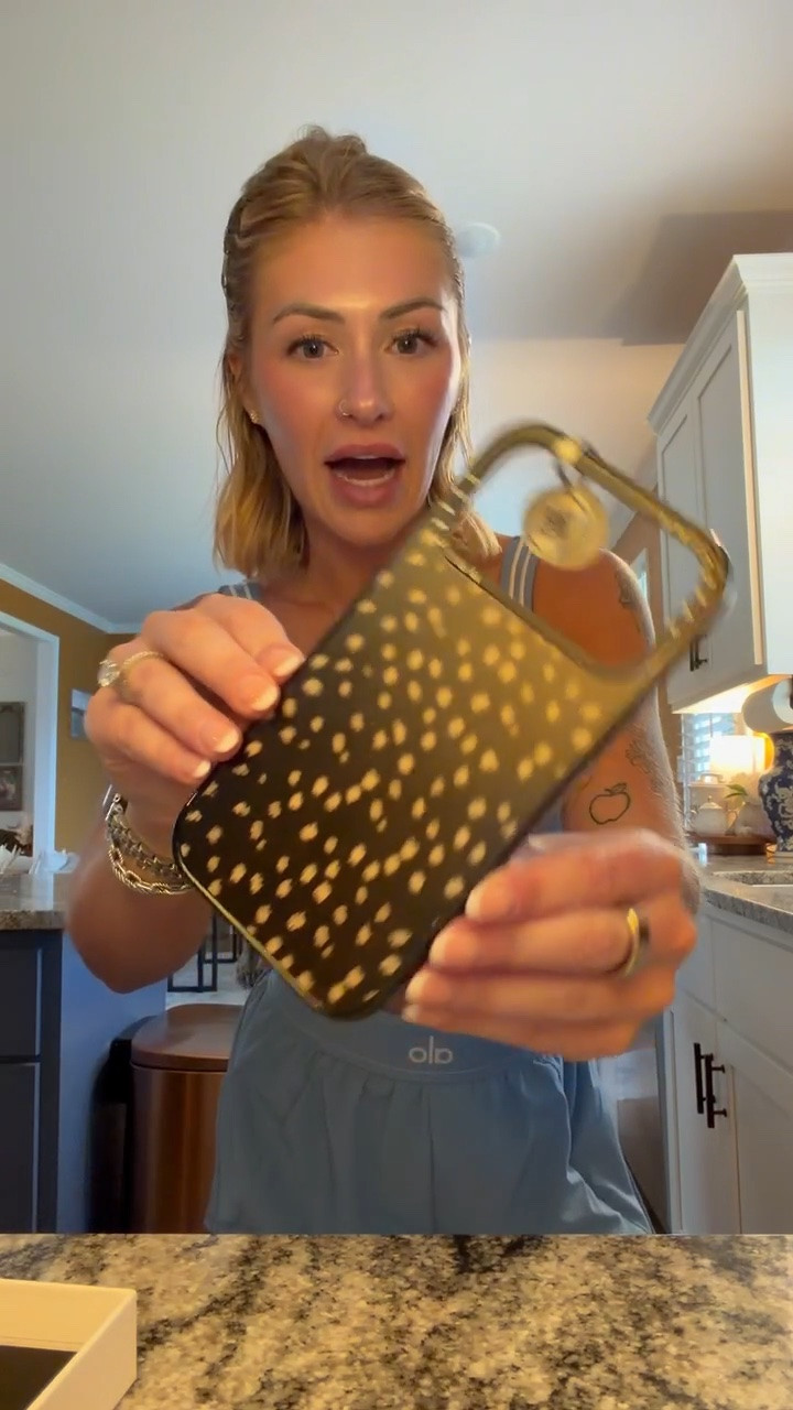 A fresh phone case just does something to me 🤌🏼 obsessed with this Black Fawn print from CASETiFY. Protective, MagSafe compatible, raised edges around the screen + camera, and the perfect little phone refresh 🤎🦌

#ad #CASETiFYpartner