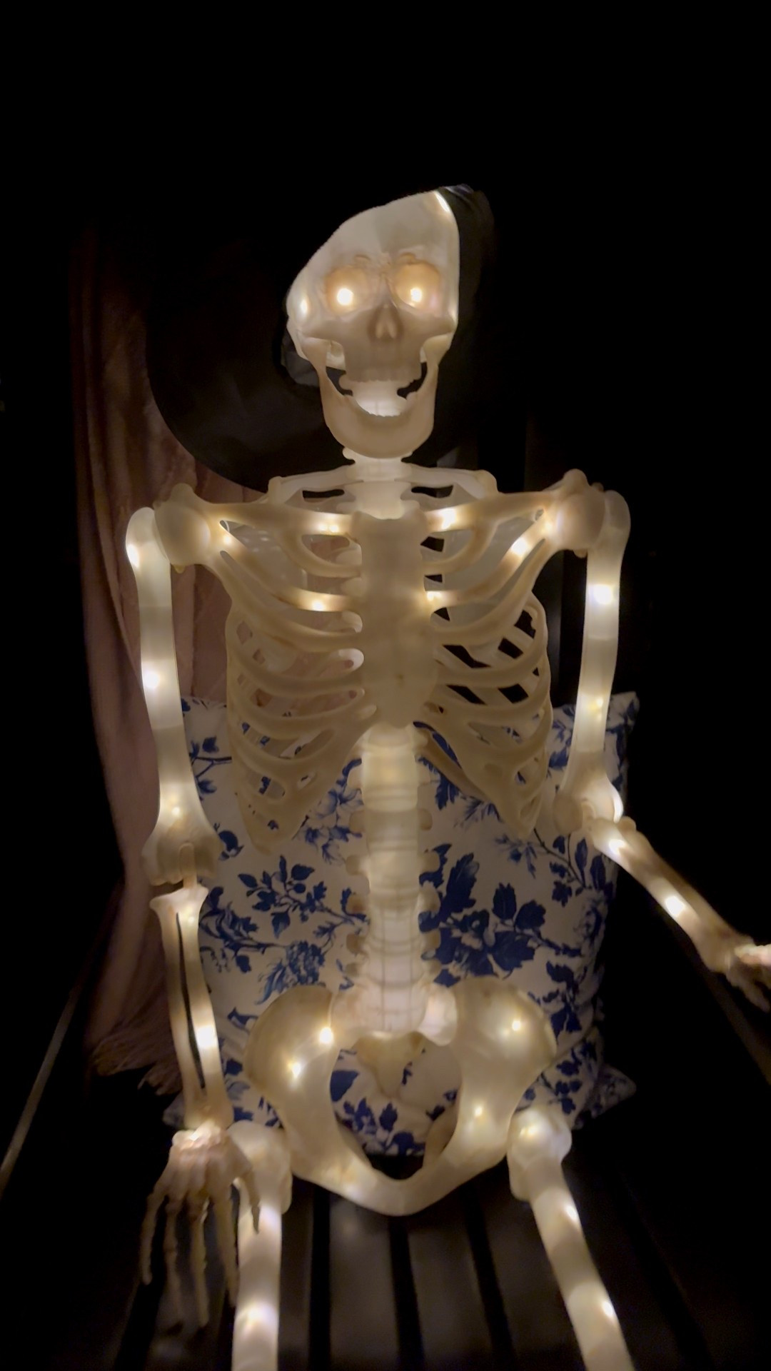 Grab this 5ft posable light up skeleton 💀 

#LTKHome #LTKSeasonal