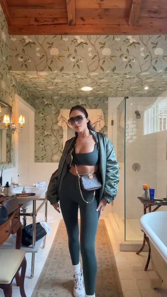 Get dressed with me for an outdoor adventure 💚🚴‍♂️