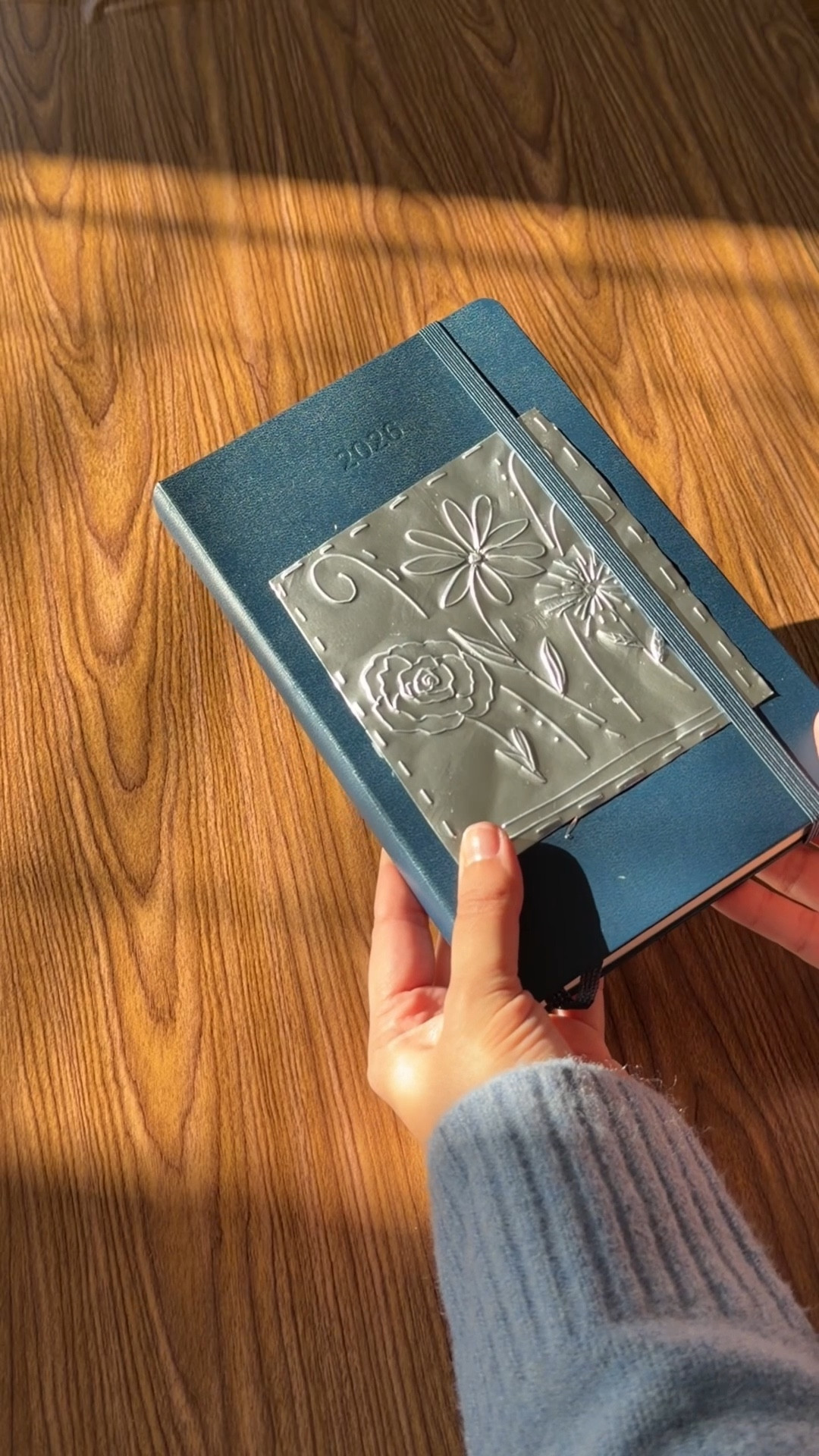 custom tin journal cover 🥹✨

I was so insired by the tin embossed gift tags I created over the holidays, that I wanted to find a unique way to incorporate this crafting technique into my life in 2026….I’ll look at this cover everyday when I write my daily single-page journal entries in 2026, so I couldn’t be happier that I now have something beautiful and custom to feast my eyes on 🙌

I’m using a basic sharpie s-gel pen to draw out a floral design (highly recommend doing this on a medium-soft surface like a paperback so that the design really pops out)

would you ever try tin embossing? 👀 you can buy tin crafting sheets rather than flattening out aluminum foil pans if you want a super clean look !



#tinembossing #foilembossing #diyjournal 
