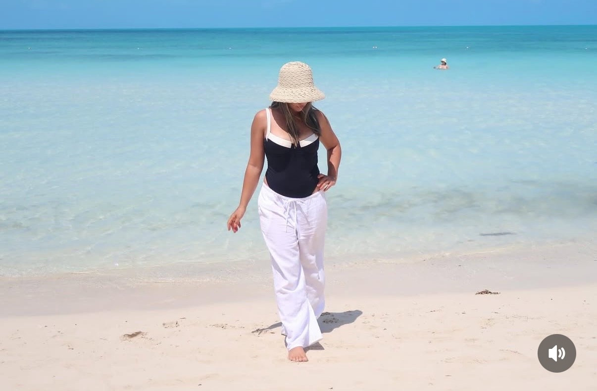 Look de playa chic y relajado 🖤🤍
Combiné un top de baño con pantalón blanco para un estilo cómodo y elegante en vacaciones.
Perfecto para caminar por la arena o disfrutar de un día frente al mar 🏖️☀️
👇 Encuentra mis esenciales de viaje aquí.

#LTKStyleTip #LTKSwim #LTKTravel