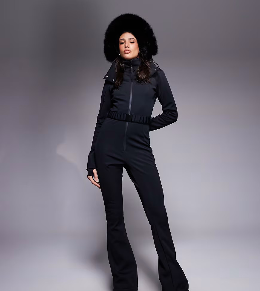 ASOS 4505 Tall – Ski – Softshell-Skianzug in Schwarz mit schmalem, ausgestelltem Bein, Gürtel und Kapuze mit Kunstpelzbesatz | ASOS (Global)