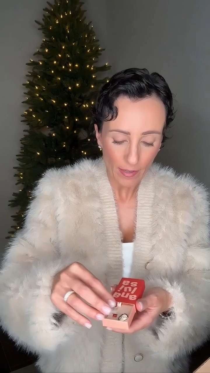 Every year I love giving the women in my life something meaningful, and this time I went all-in with Ana Luisa. Their pieces are waterproof, tarnish-free, hypoallergenic, and honestly just pretty. Simple hoops, mixed metals, dainty necklaces… everything feels special without being over the top.

@analuisany 
#AnaLuisa
#AnaLuisaAmbassador 

 #LTKGiftGuide #LTKHoliday #LTKgrwm