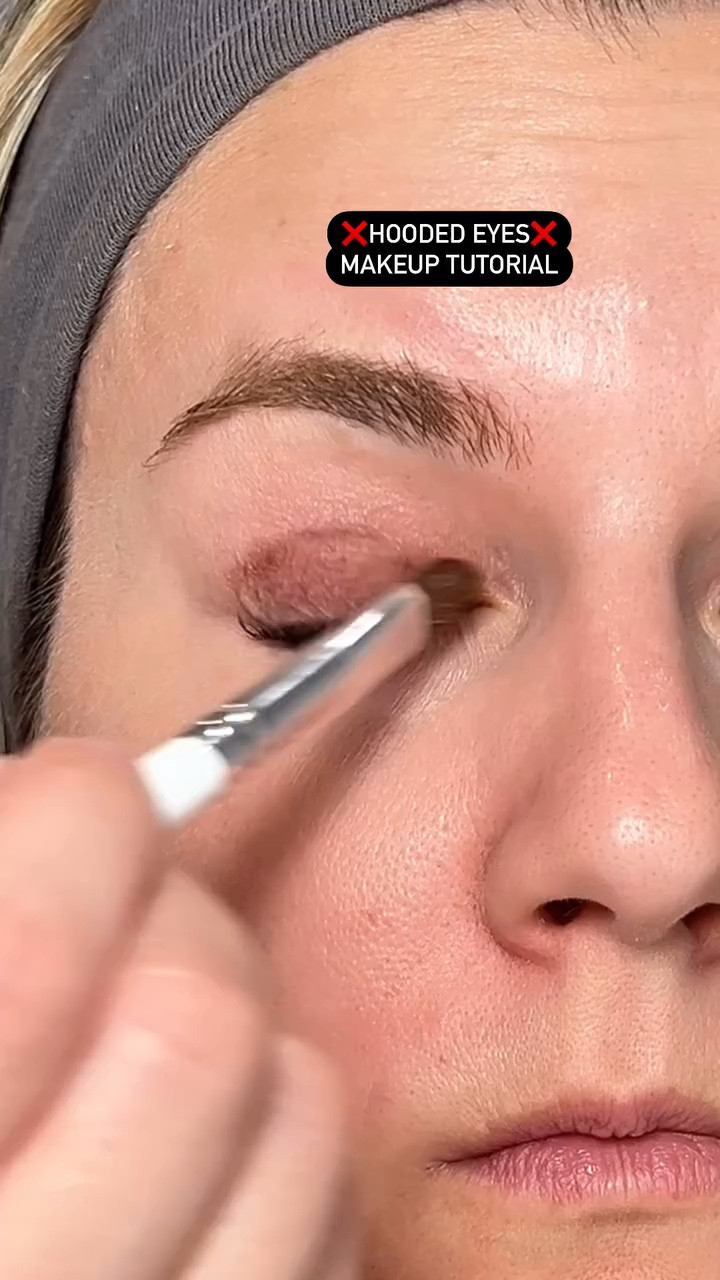 Hooded Eyes Makeup Tutorial! Save & Follow for more tips! 👩‍🎨
@kyliecosmetics eyeshadow palette 

#eyeshadowhack#eyeshadowhacks#makeuphacks#makeuptips#beautyhacks#beautytips#makeuptipsandtricks#howto#makeupforbeginners#hoodedeyesmakeup