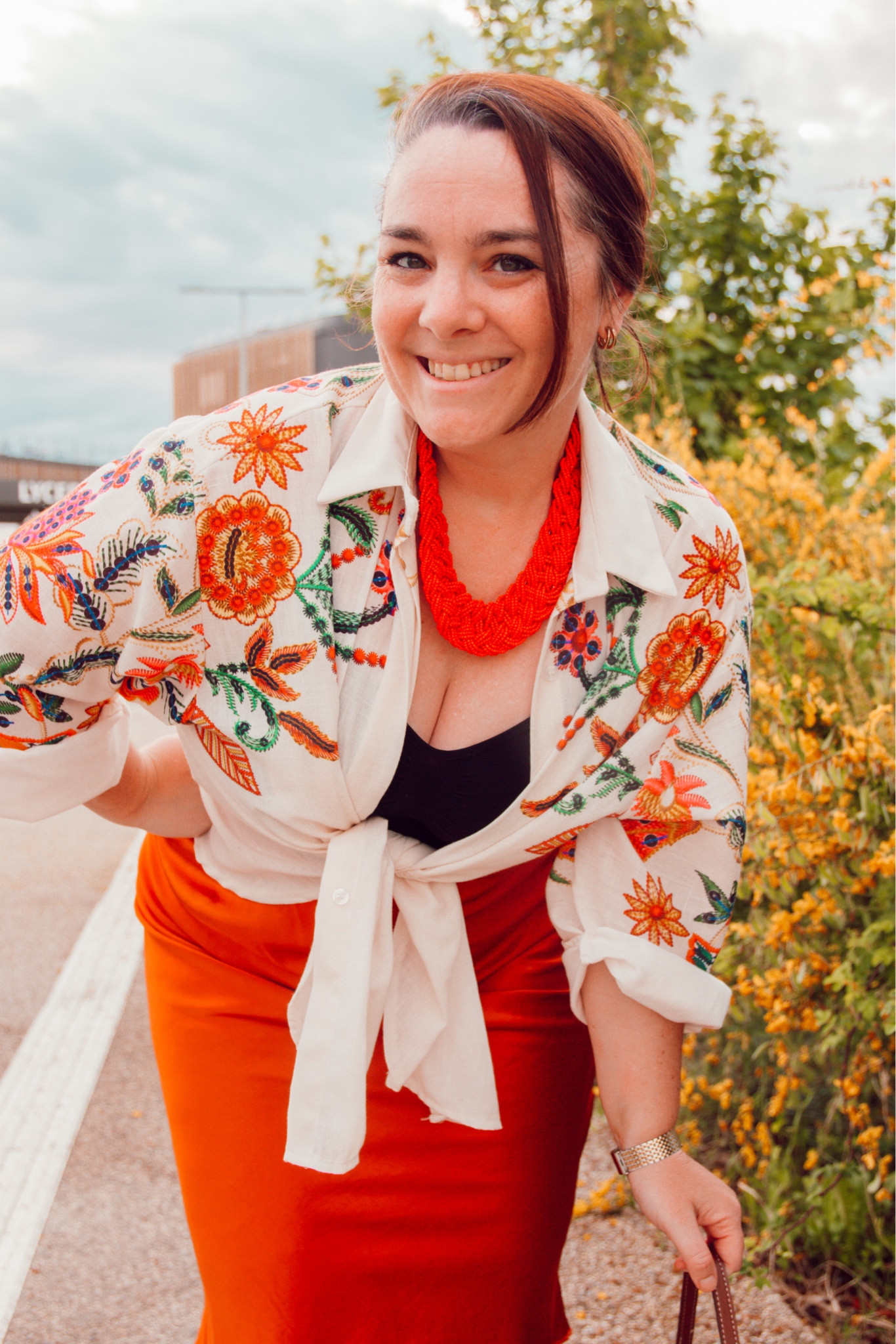 Une tenue qui donne instantanément bonne mine ❤️

J’adore associer une pièce forte (ici la jupe terracotta) avec une blouse fluide imprimée pour un look à la fois chic et facile à porter.
Le collier vient réveiller l’ensemble et apporter la petite touche qui fait toute la différence ✨

Parfait pour démarrer la semaine avec confiance 💥

Tous les détails de la tenue sont à shopper juste ici 👇
#LTKstyle #LTKlook #tenuedujour #lookdujour #stylefemme #ootdfrance

#LTKspring #LTKfrance #LTKmidsize