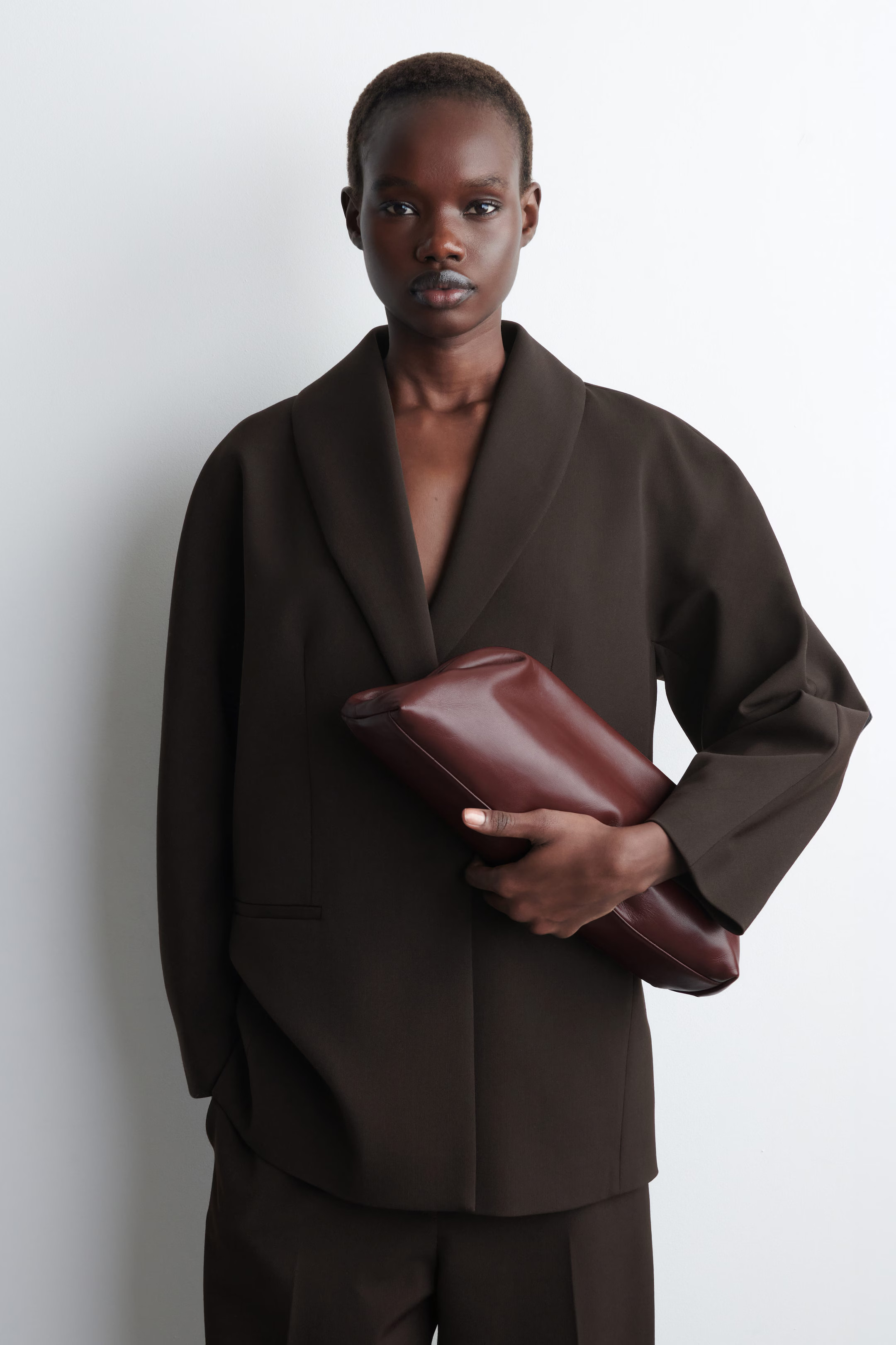 INGOT CLUTCH BAG - LEATHER - BORDEAUX | COS GB | COS UK