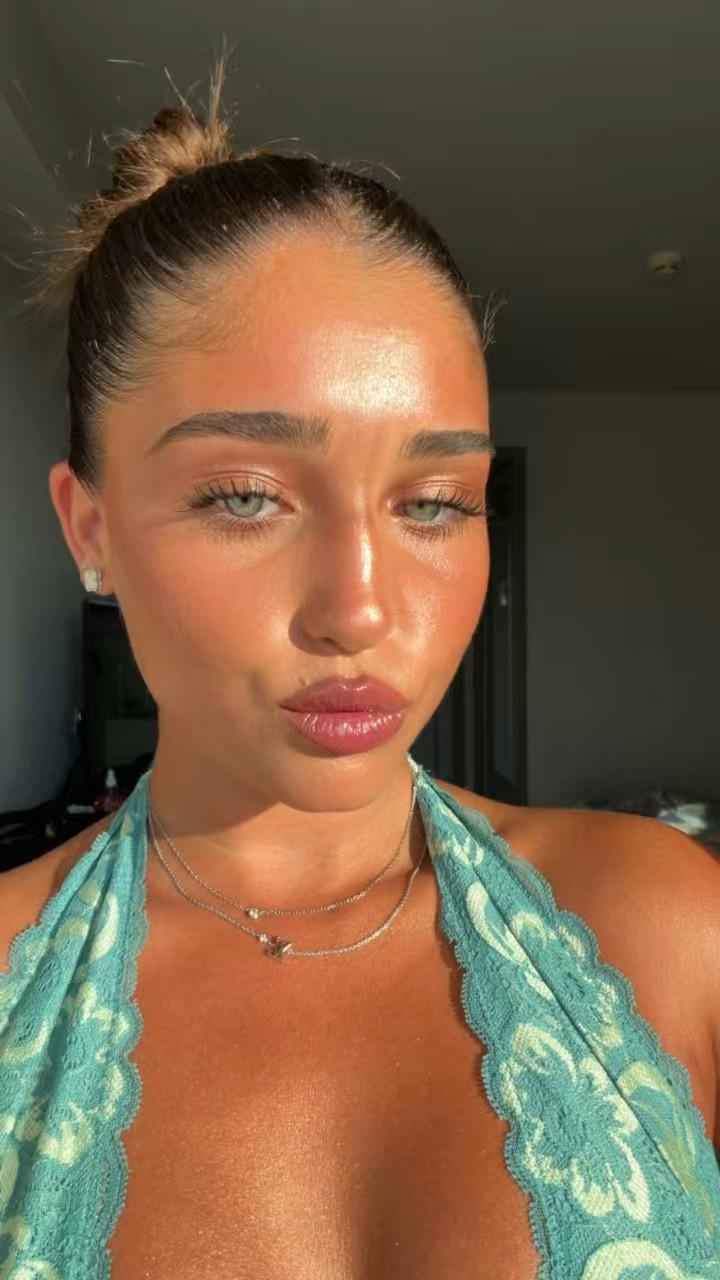 my holiday lip combo💋
mac lip liner- whirl
elf cheek stain- mauh-ve
dior lip oil- rosewood

lip combo, holiday lip combo, liner liner, lip stain, lipgloss and liner

#LTKuk #LTKbeauty