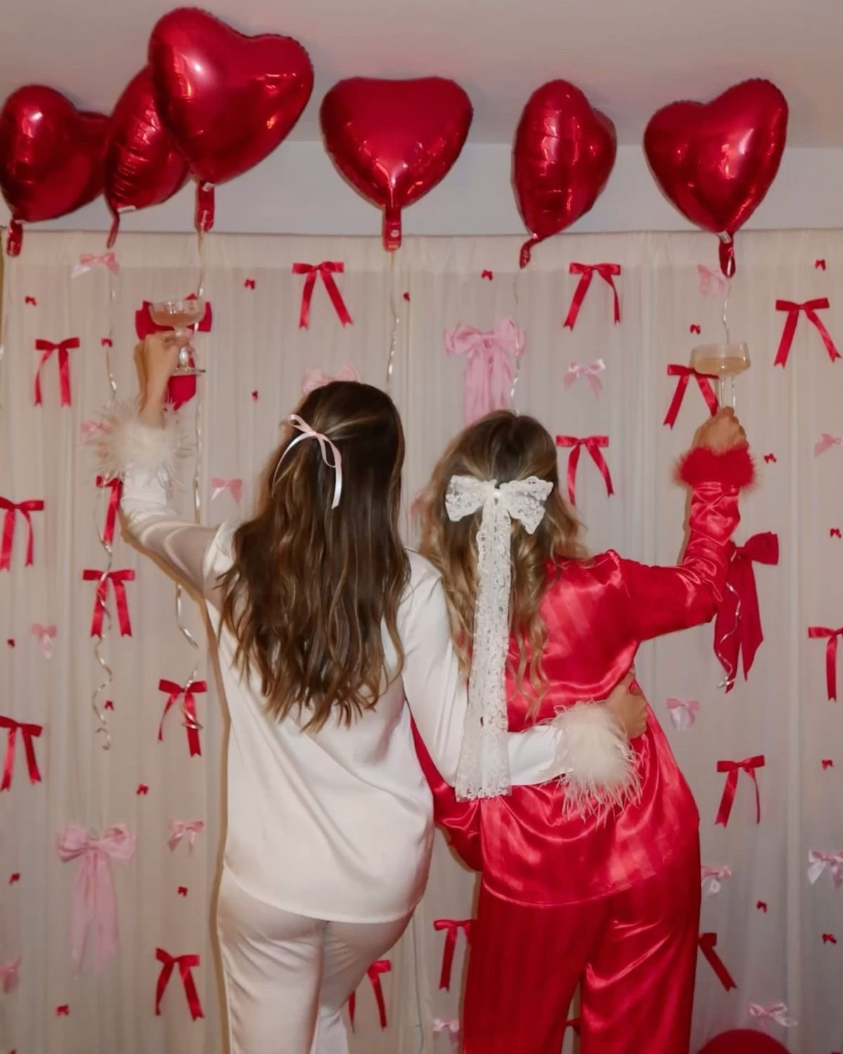 Pijamas hermosas para tu fiesta de Galentine con amigas aún precio increíble. 

#LTKValentine #LTKBeauty #LTKgrwm