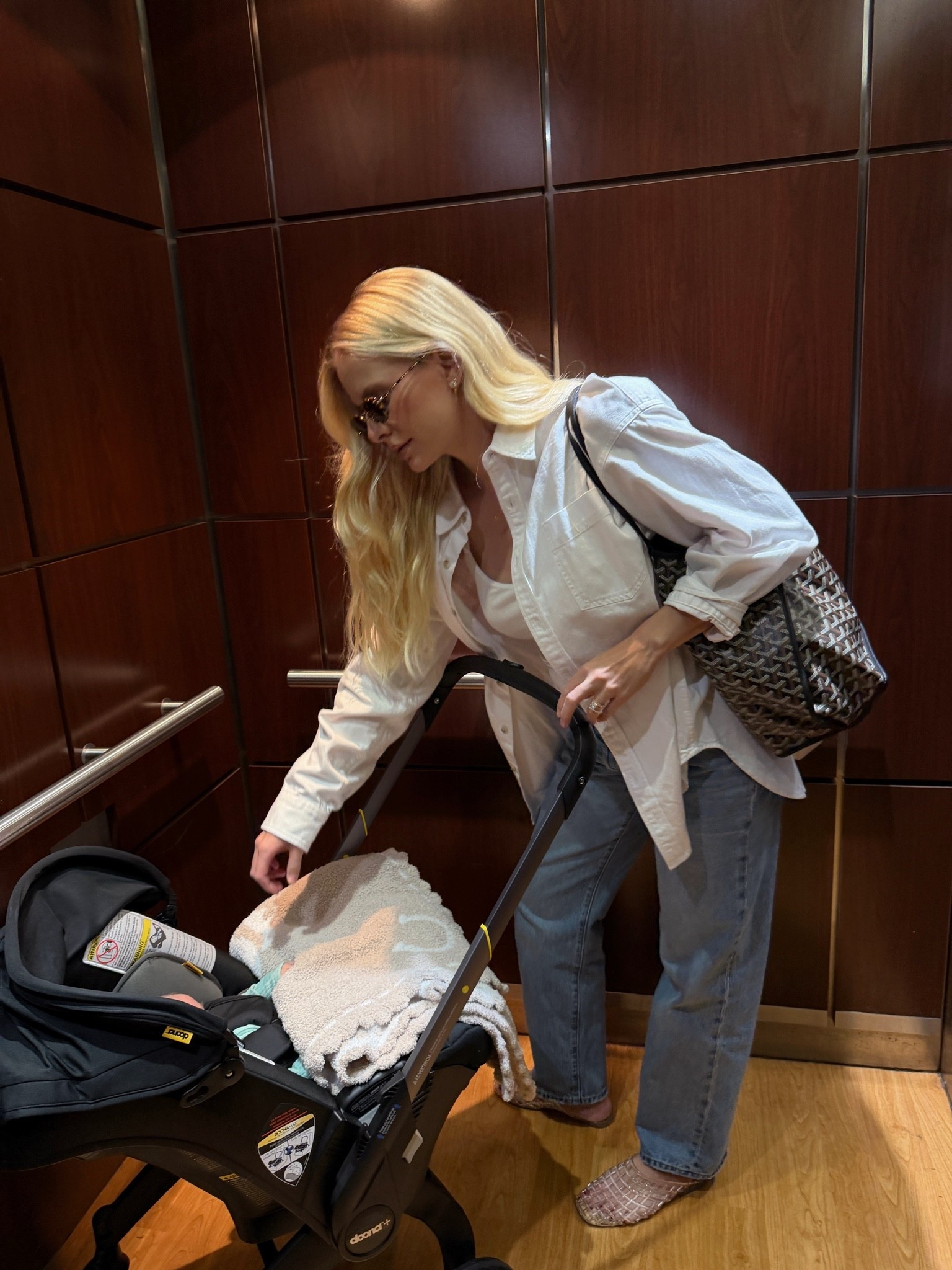 SIZE: med in tank, med in shirt, 28 in jeans - sized up for preg & pp, true size in shoes