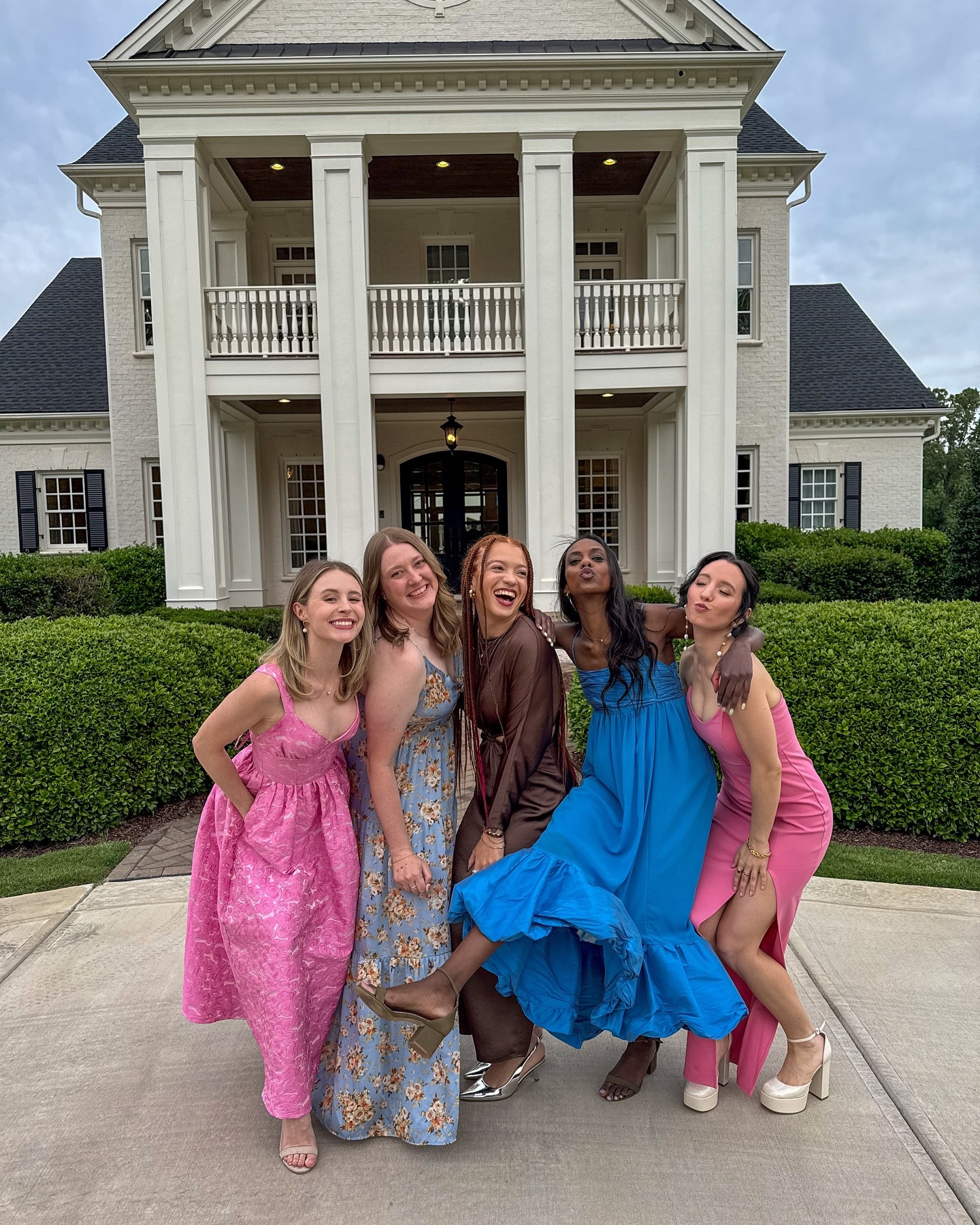 the wedding people 💗 didn’t do any reading this weekend but did attend the wedding of some incredible friends 🥹🫶 the ceremony was Persian and included a book which I loved!! cheers to the happy couple 🥂 & internet friends who became besties 💖
•
dresses from @lulus & @freepeople ✨ nails @oliveandjune 💅 shoes @asos 👡
•
#girlhood #weddingguest #weddingguestdress #spring #summerwedding #springweddings #gardenparty #outfitinspiration #girlswhoread #reader #readergirl #coolgirlsread #readerlife