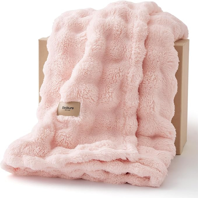 Bedsure 3D Fleece Bubble Blanket for Couch - GentleSoft Pink Throw Mothers Gifts Day Blanket for ... | Amazon (US)