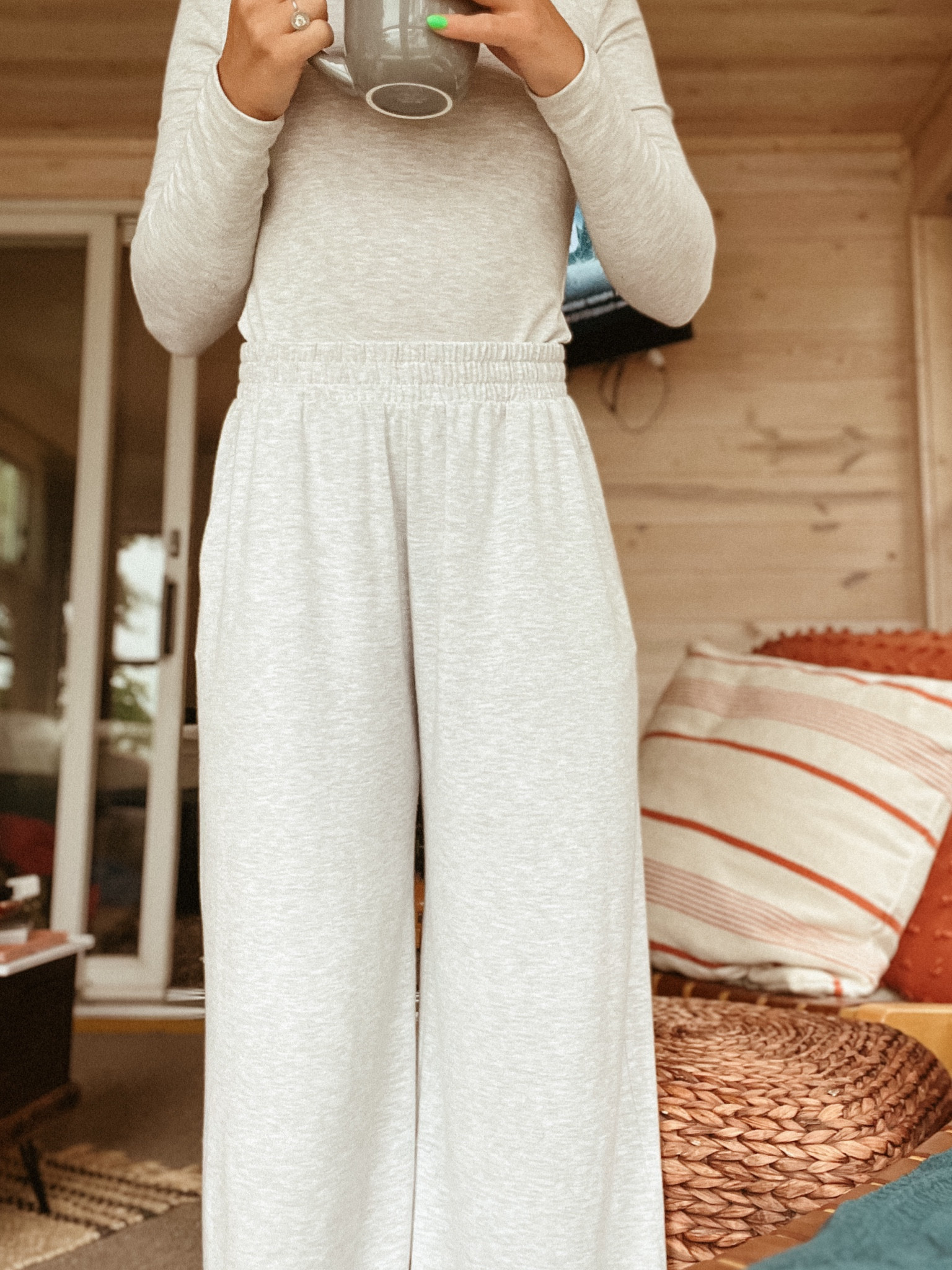 The comfiest most perfect loungewear I’ve ever had 😍 wearing an XS In shirt & small in pants! TTS but if you’re in between sizes I would size down in the pants since there is no tie ☕️