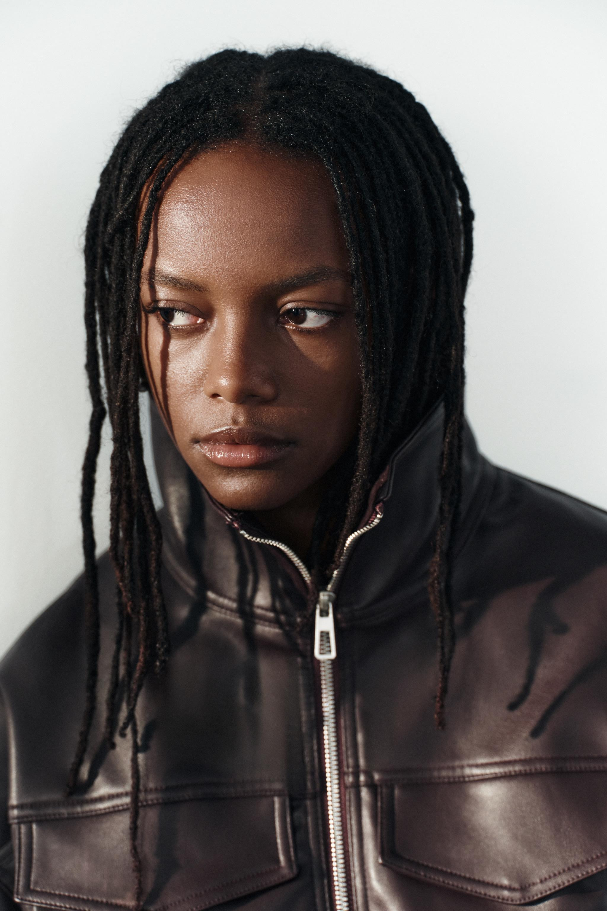 Jacke mit Stehkragen und langen \u00c4rmeln mit \u00fcberschnittener Schulter. Verstellbarer Bund... | Zara DE