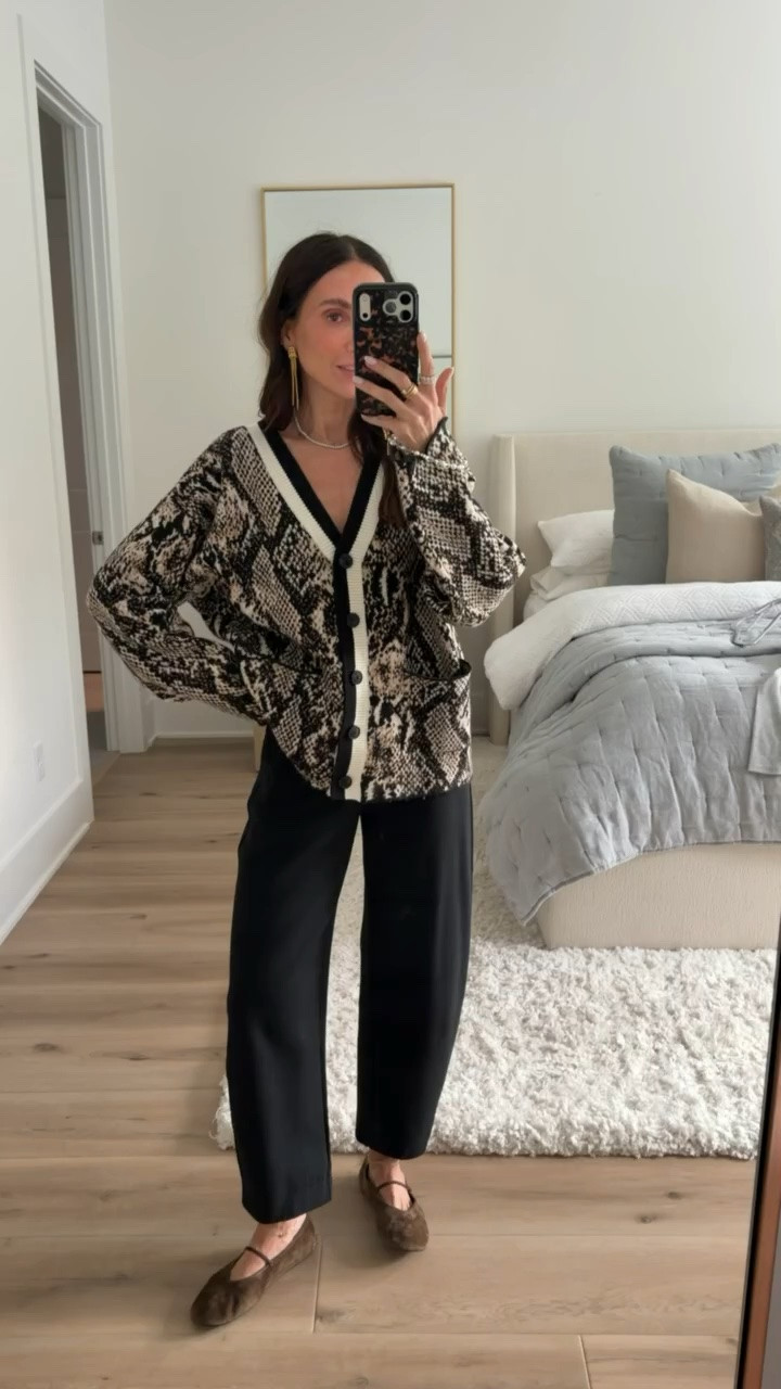 Cardigan size S, pants XS.

snake print cardigan, slouchy cardigan, oversized cardigan, printed cardigan, brown snake cardigan, women’s fall cardigan, casual fall sweater, statement knit cardigan, Target fashion finds