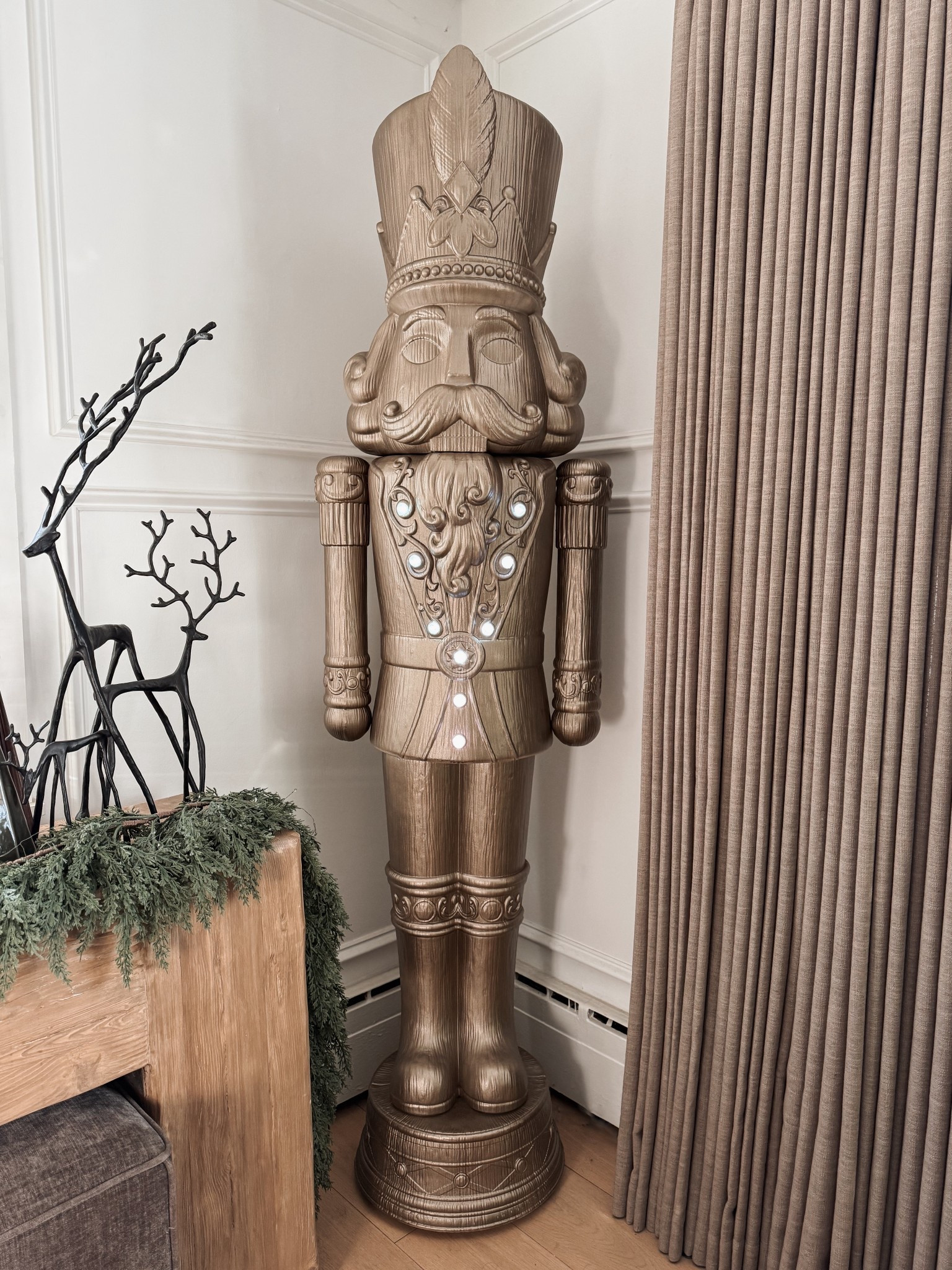 Meet my 6 foot giant nutcracker! 🤎
Get that high-end holiday look for less! This is an affordable option to get those gorgeous nutcrackers you see in Frongate and other high-end retailers. ➡️ The right can of spray paint (2 cans needed) can make a huge difference! I used this antique bronze paint on these indoor/outdoor Nutcrackers. I couldn’t be happier with the result! These are perfect for indoors or outdoors. Consider other colors like champagne gold or bronze. I’ve linked exact and similar.
#affordabledecor #diy #christmasdecor #holidaydecor #nutcracker #neutralholidaydecor #porchdecor
#ltkholiday


#LTKSaleAlert #LTKHome #LTKHoliday