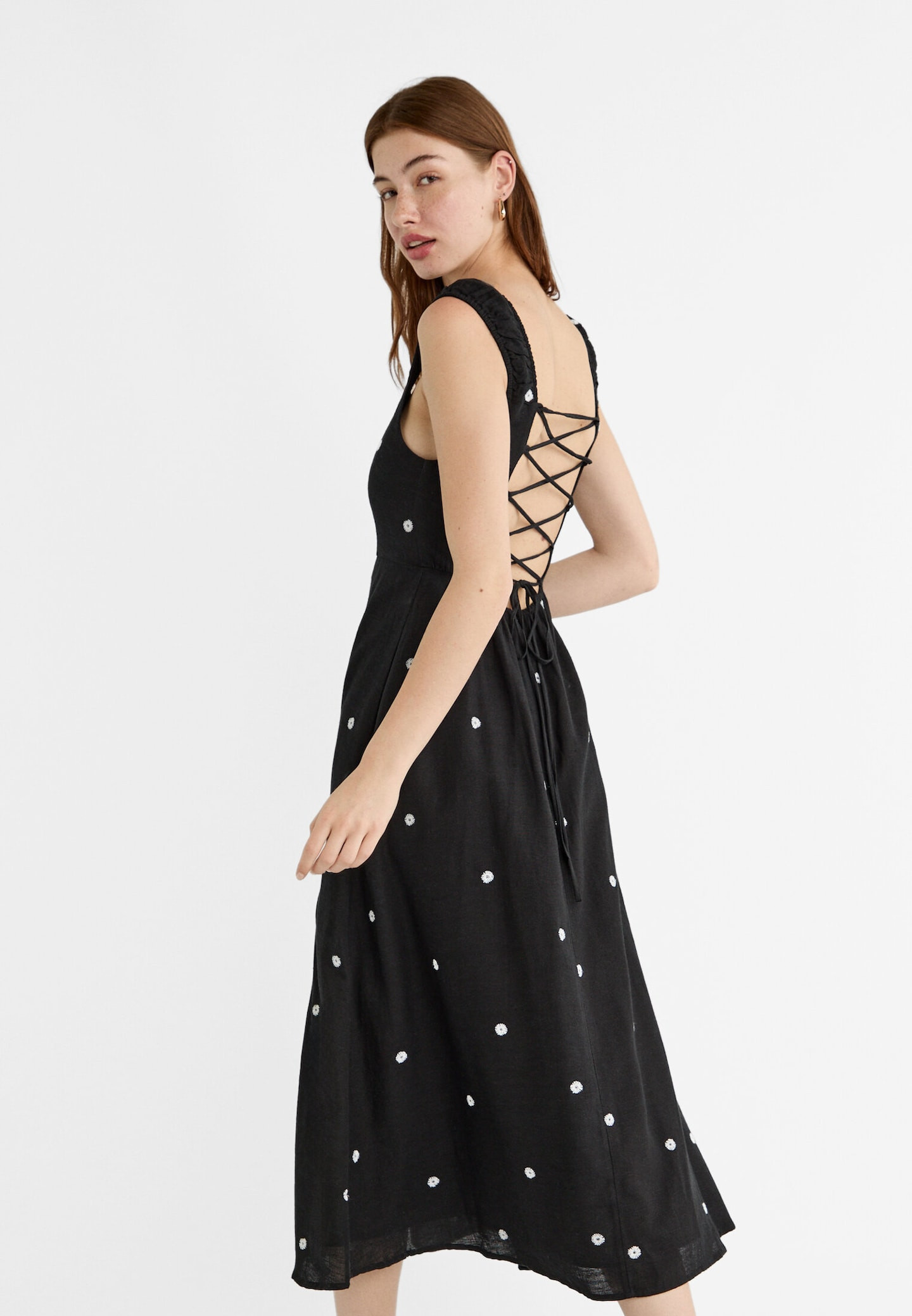 Midikleid mit Stickerei und Wickeloptik am Rücken | Stradivarius DE