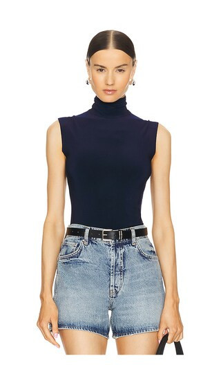 Norma Kamali Slim Fit Sleeveless Turtleneck Top in Navy. Taglia XS. Also in XXS. | Revolve Clothing (Global)
