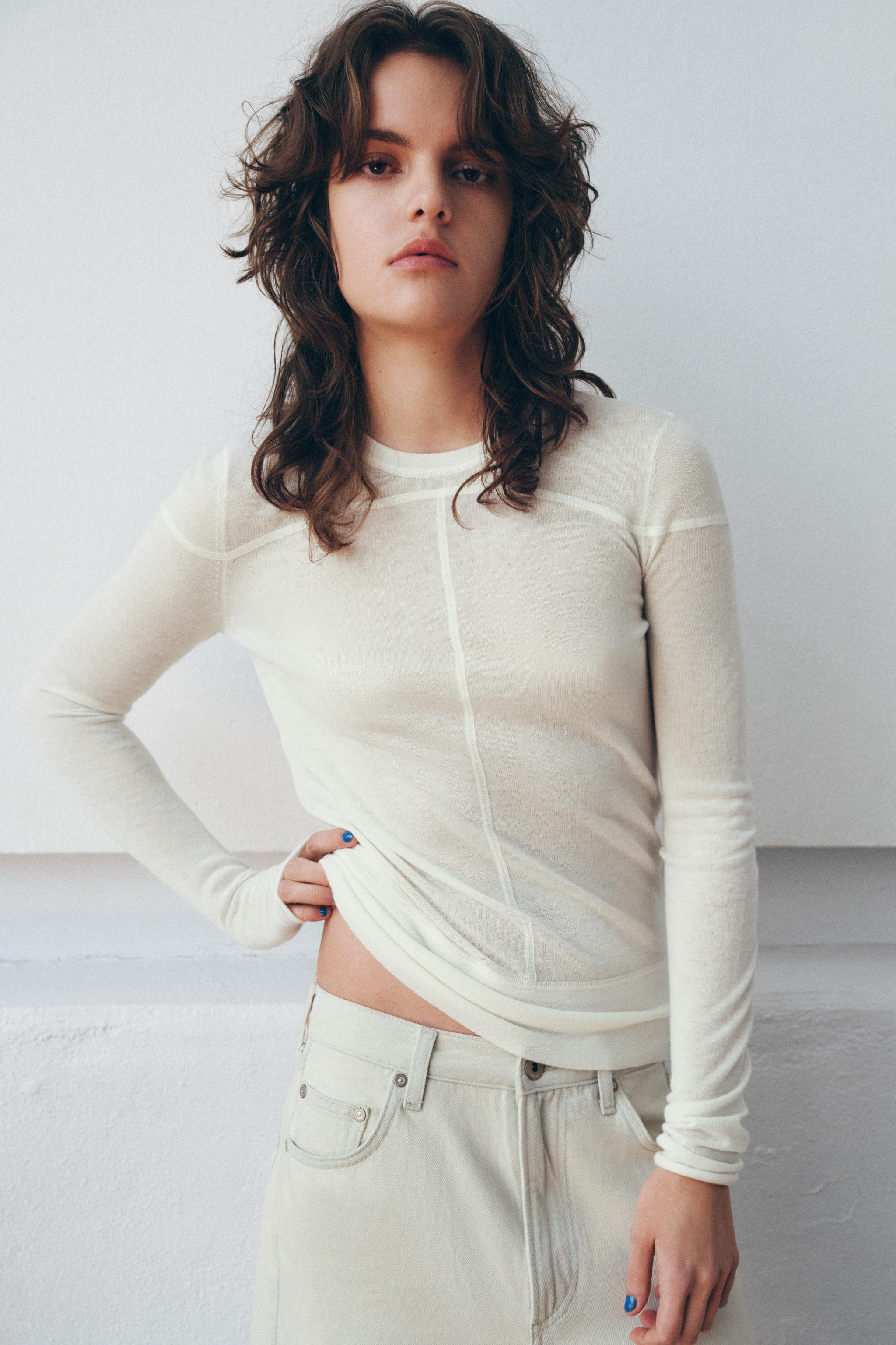 Plain V-neck, long-sleeve jumper with wide armholes that narrow towards the wrist. | Zara US